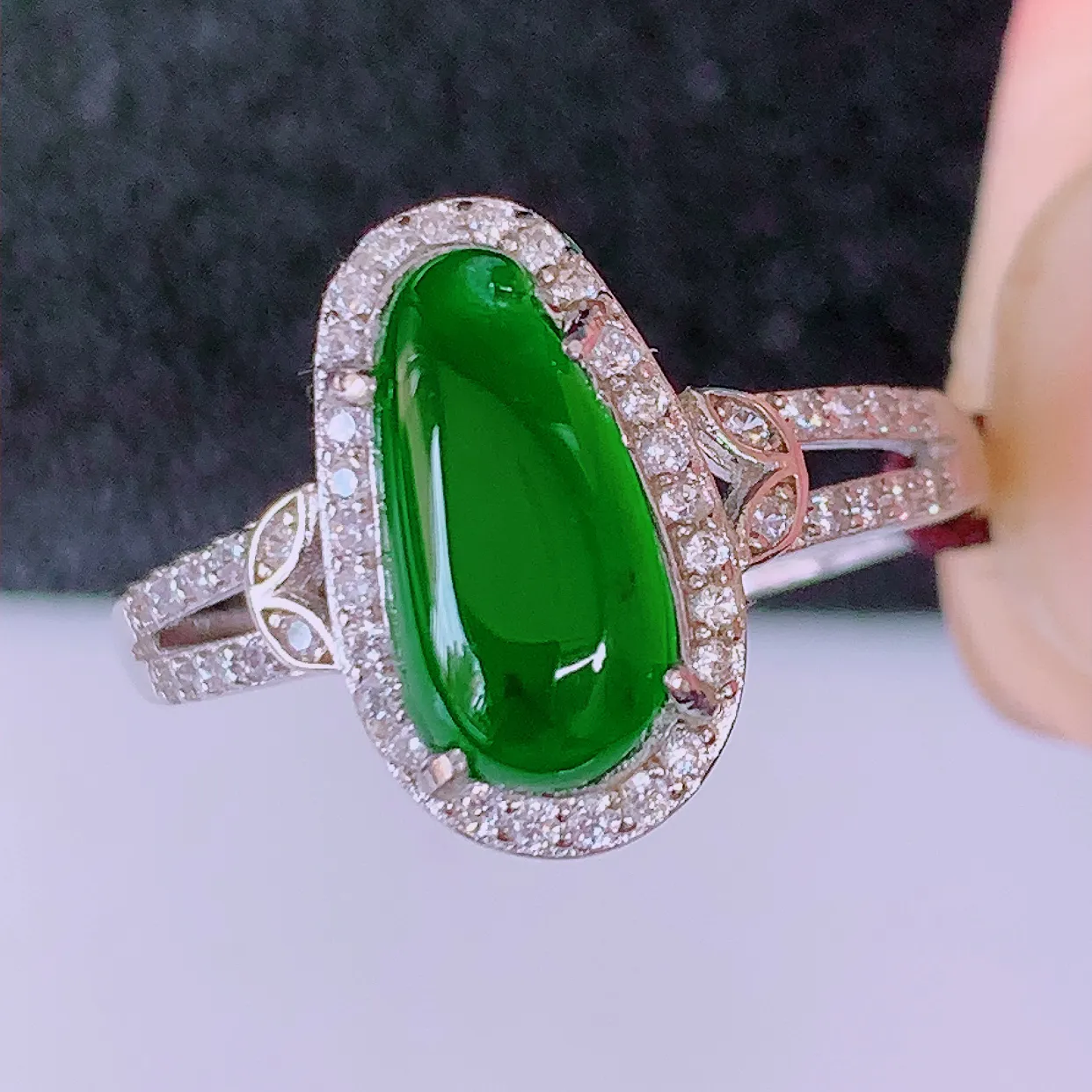 冰透满绿翡翠925银镶嵌福瓜戒指，自然光实拍，翠色灵动，颜色漂亮，种老水足，品相佳，佩戴佳品！#98.13（圈口可调大小）整体25*17.8*6裸石11-5.8