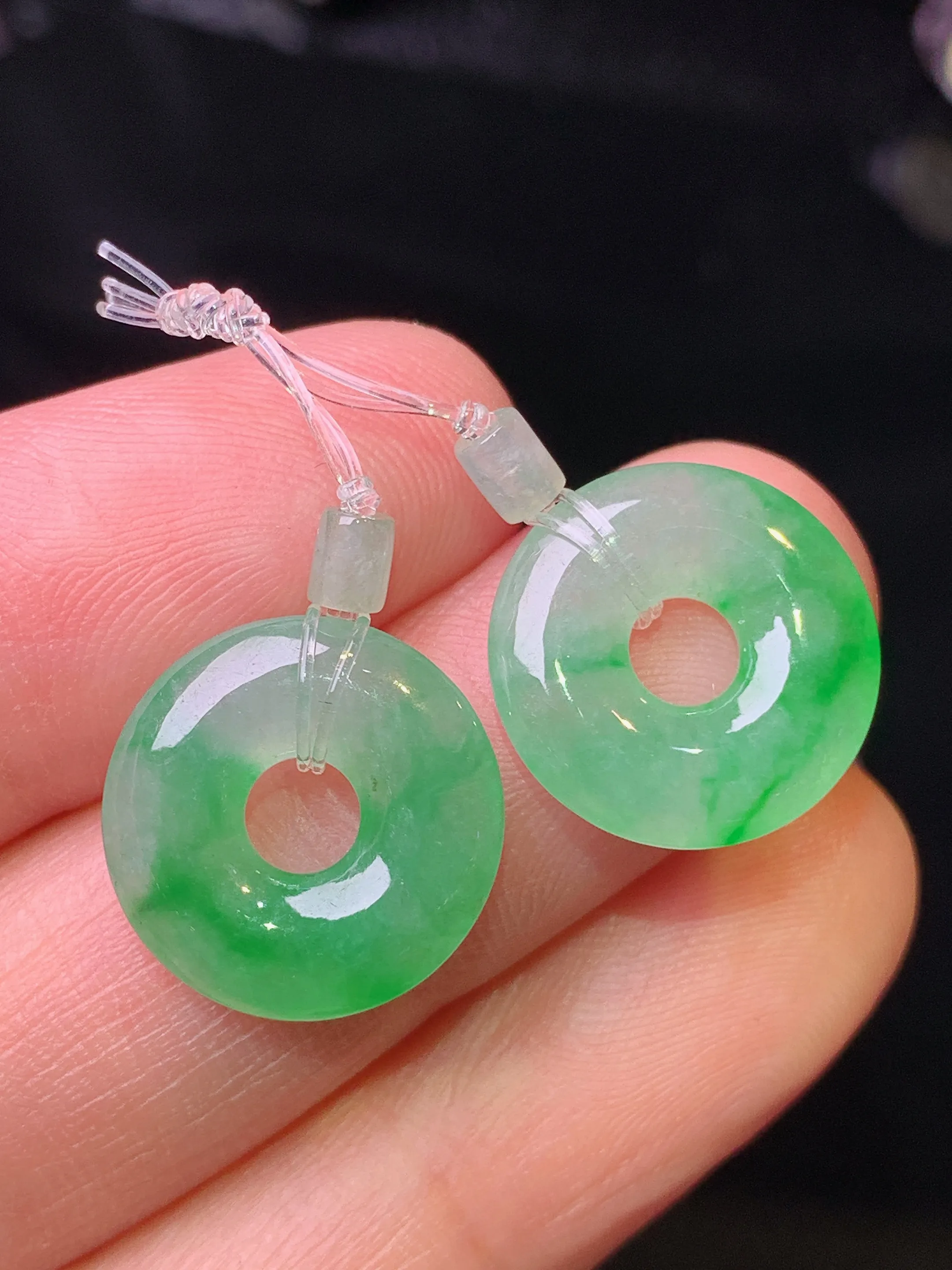飘绿平安环一对 玉质细腻 水润亮眼 色泽艳丽 整体尺寸14.2*3.2