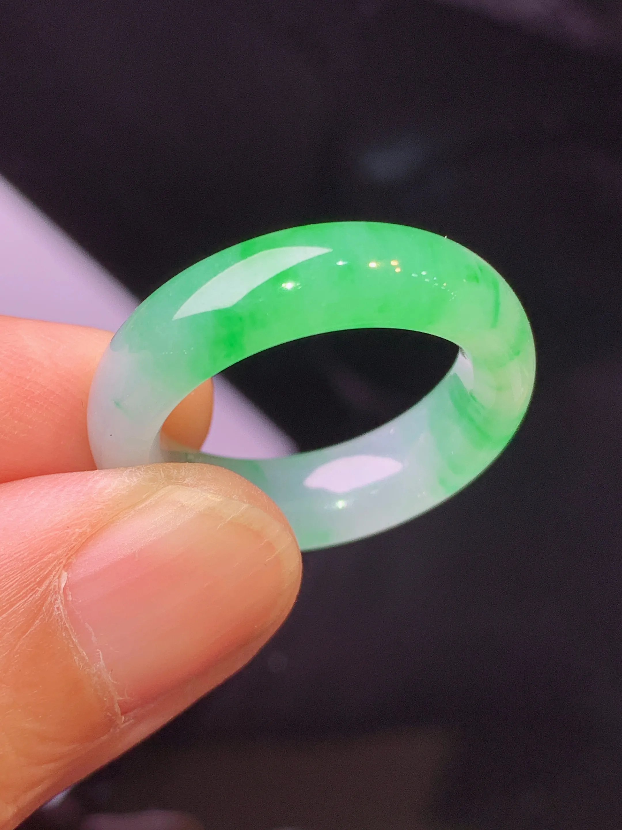 飘绿指环 玉质细腻 水润亮眼 色泽艳丽 圈口14 整体尺寸24.5*5.8*3.6