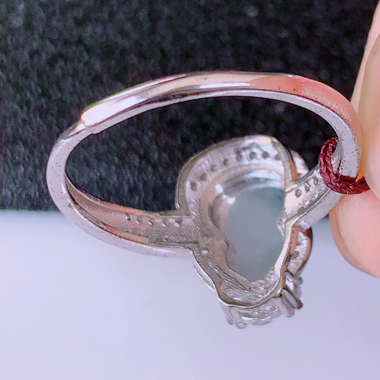 冰透满绿翡翠925银镶嵌戒指，自然光实拍，翠色灵动，颜色漂亮，种老水足，品相佳，佩戴佳品！#98.13整体23.5-17.5-5.6裸石10*7