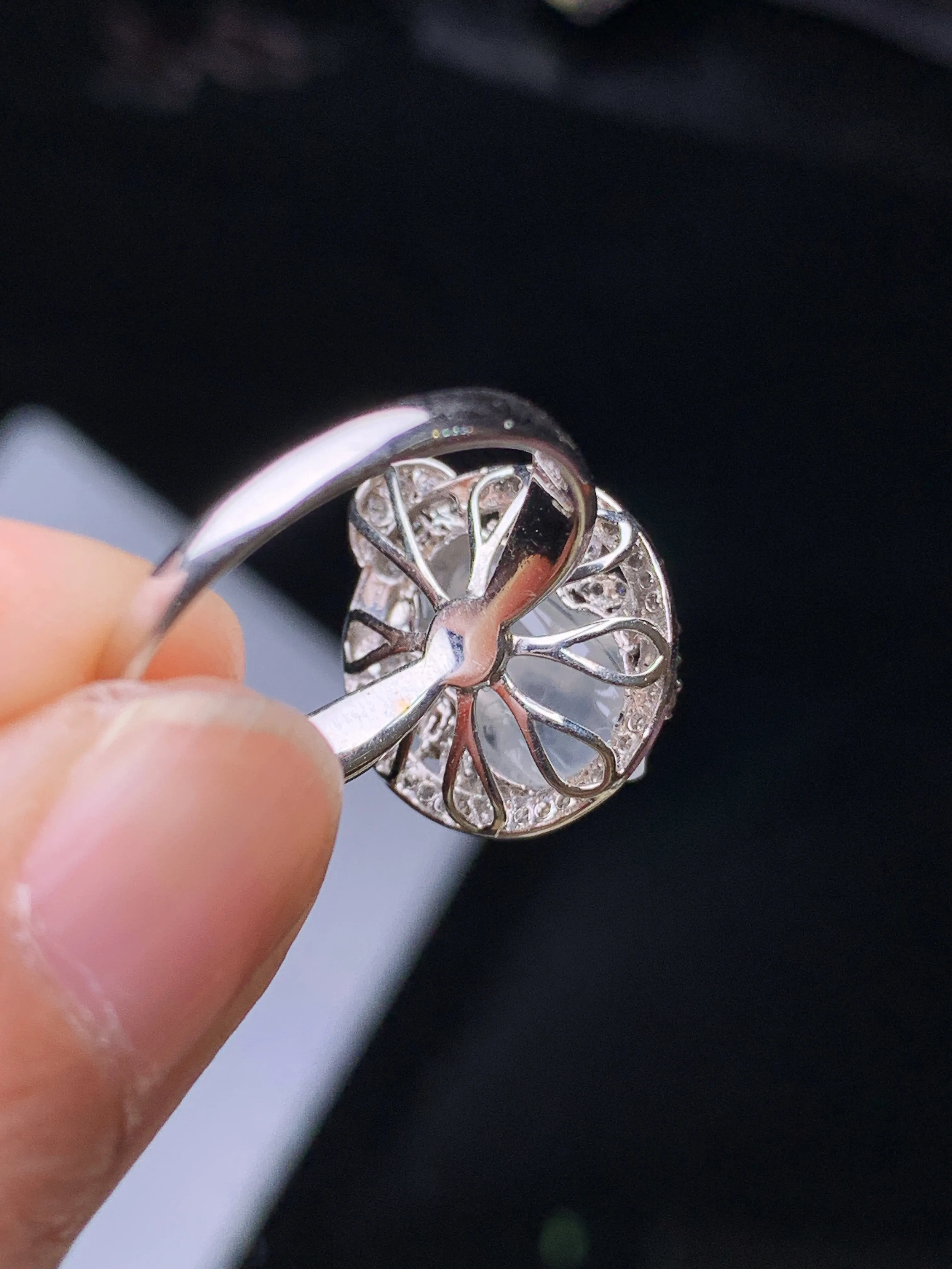 18k金钻镶嵌冰种貔貅戒指 玉质细腻 水润亮眼 色泽艳丽 圈口14  整体尺寸16.5*14.2*8.8