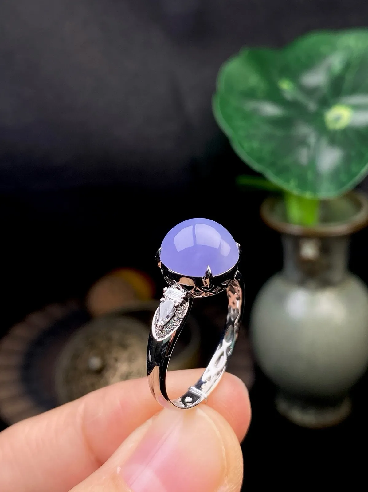 【冰种紫蛋面戒指】质地细腻，饱满度很好，晶莹剔透，18k金钻镶嵌，裸石尺寸9.4*9.2*5.3毫米