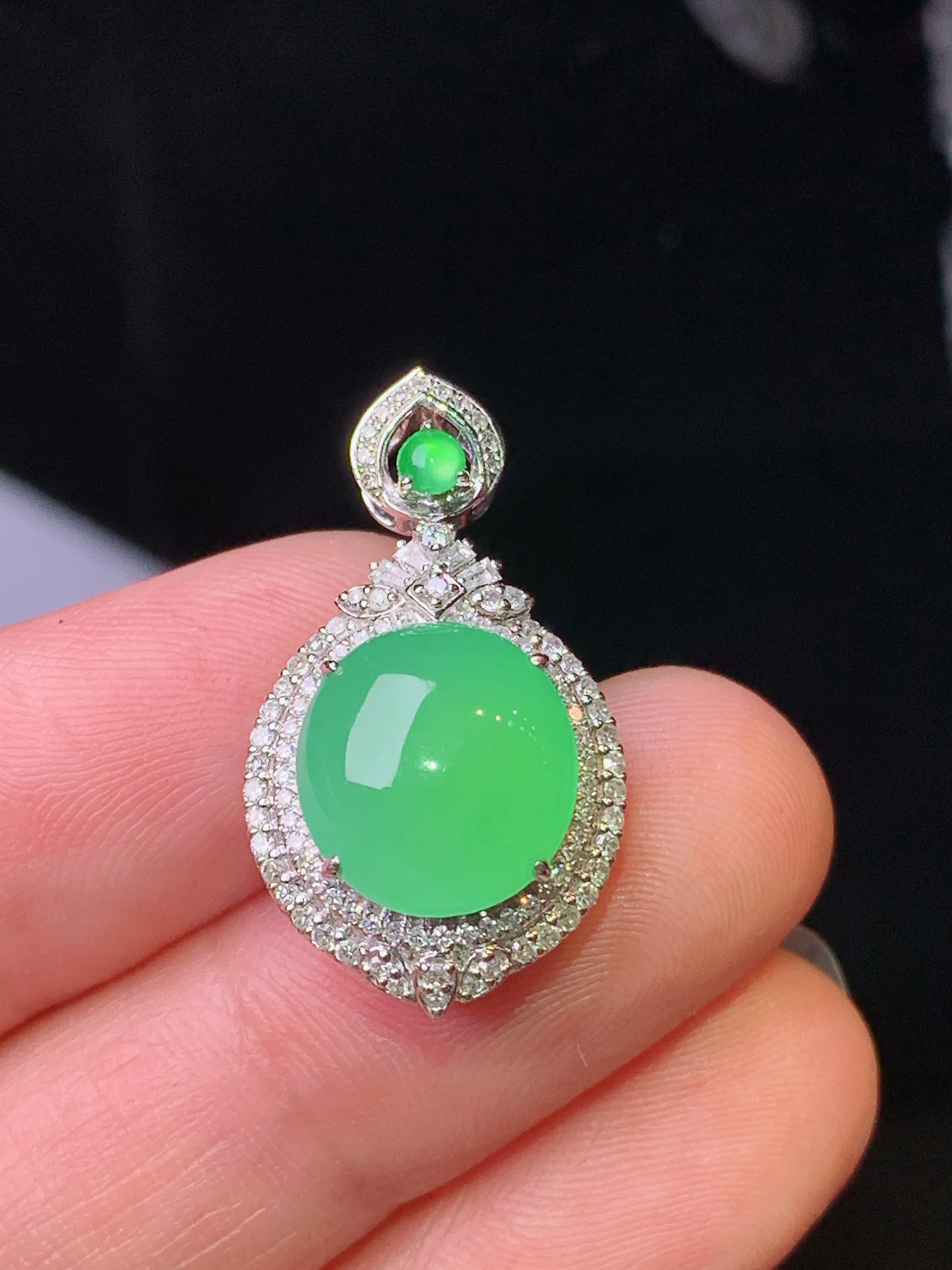 18k金钻镶嵌翠绿蛋面吊坠 玉质细腻 水润亮眼 色泽艳丽 整体尺寸25*14.3*10