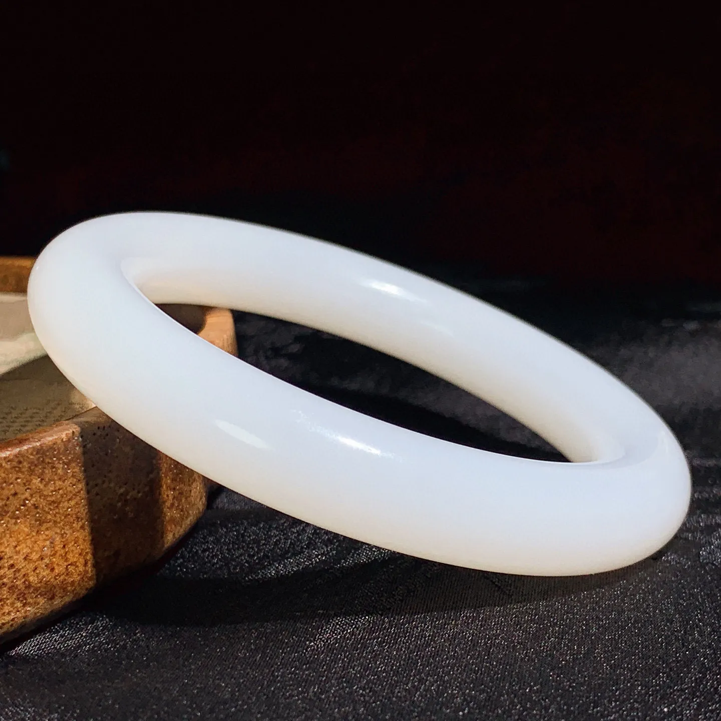 60.5圈口和田玉羊脂白玉圆条手镯 圈口60.5条宽11.8玉质细腻油润 底色纯净 脂粉好，结构好。