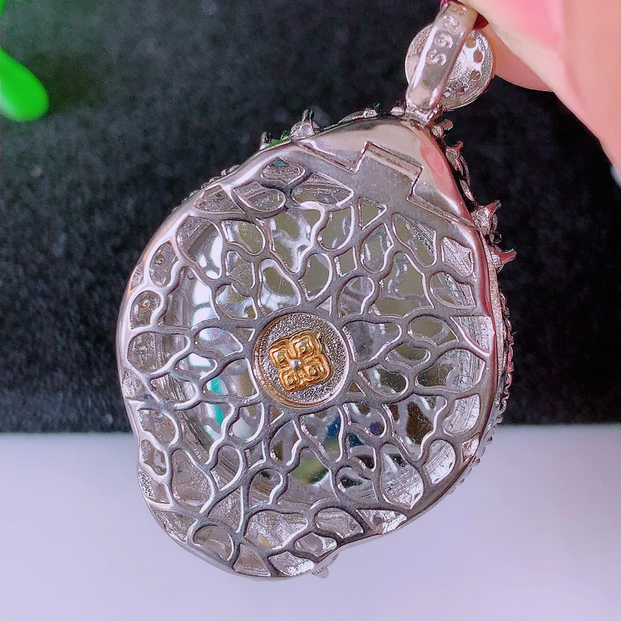 冰透满绿翡翠925银镶嵌平安扣吊坠，自然光实拍，翠色灵动，颜色漂亮，种老水足，品相佳，佩戴佳品！#98.13整体38*25*7.6裸石21-21