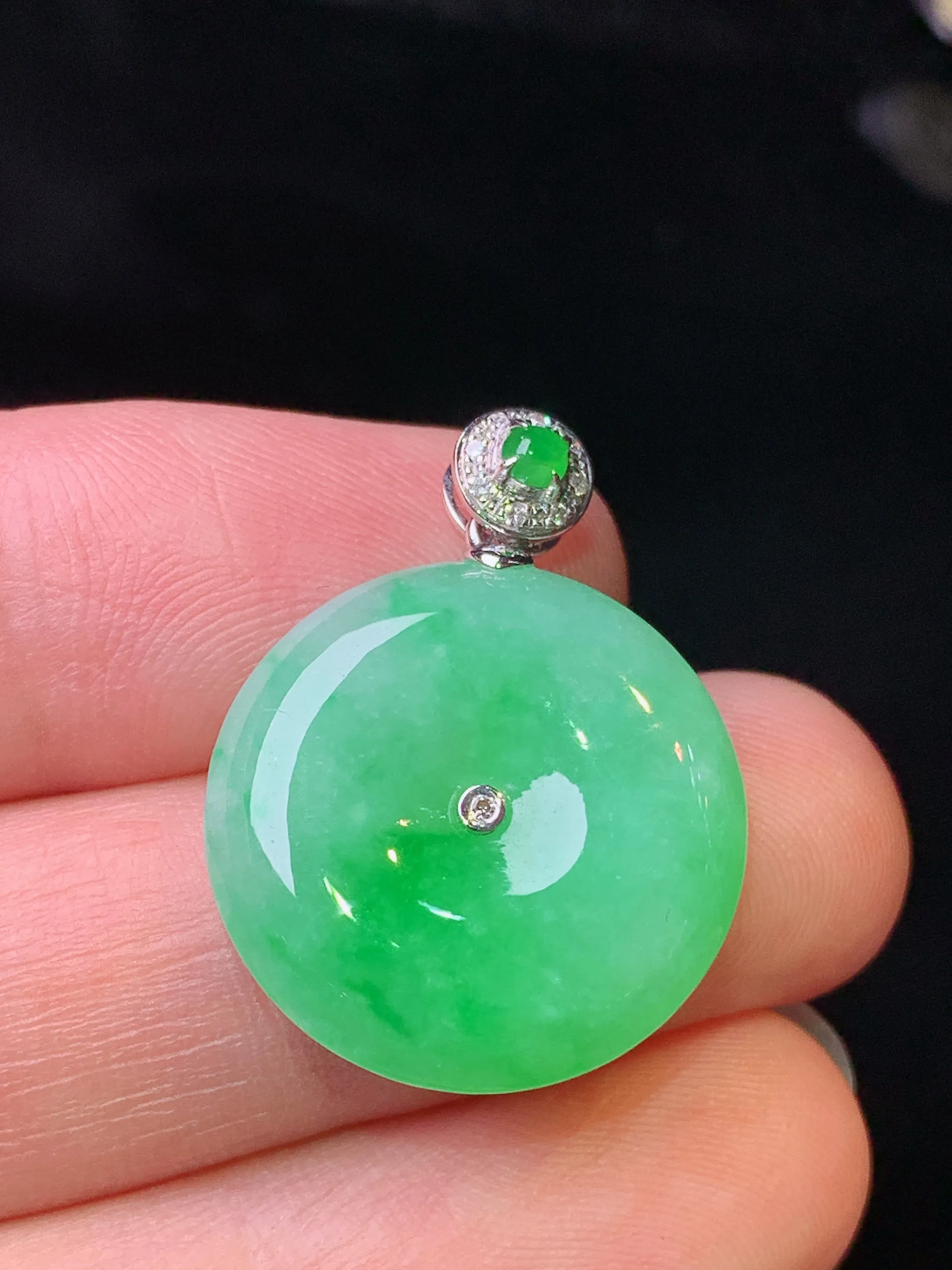 18k金钻镶嵌翠绿平安扣吊坠 玉质细腻 水润亮眼 色泽艳丽 整体尺寸25.2*19.2*5