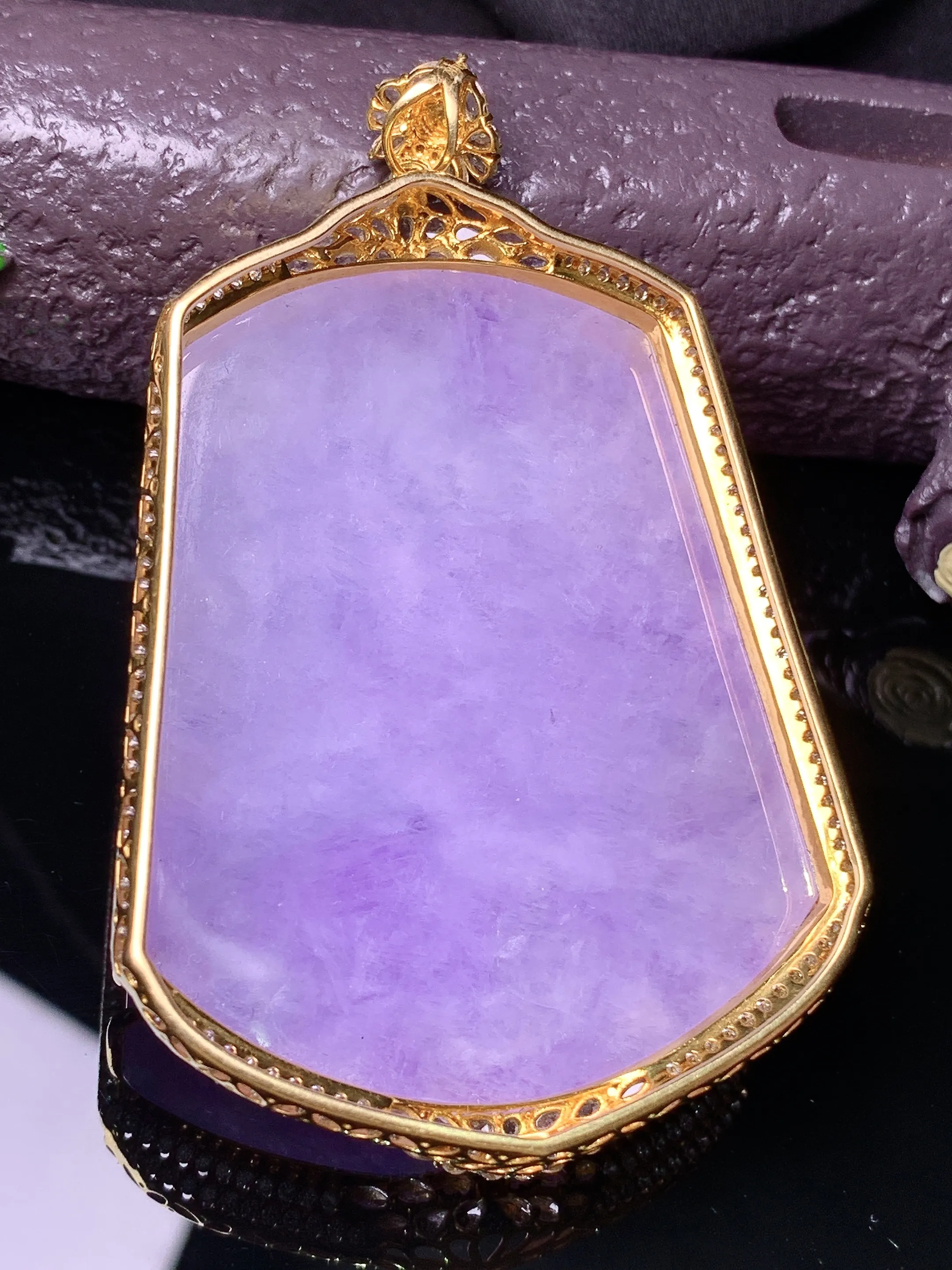 18k金钻镶嵌紫罗兰无事牌吊坠 玉质细腻 水润亮眼 色泽艳丽 整体尺寸69*43.5*11.2