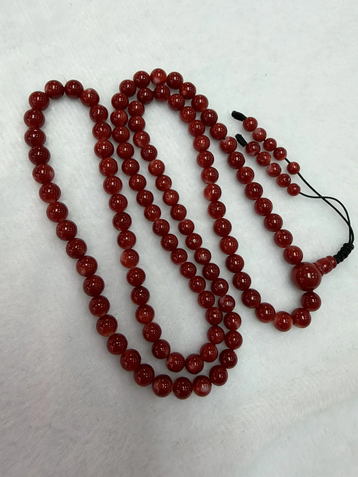 【天然日本阿卡赤血牛血红珊瑚6mm圆珠108粒佛珠链】可遇不可求！项链手链两用款！日本产地，阿卡材料，赤血牛血红颜色，光泽柔润透亮，直径约5-6mm，重量28.43克，珊瑚本为佛教珍宝，来自深海千年生长，有生长纹，属于有机宝石，气场强大，稀少珍贵！每粒均为天然无添加无修补！少虫眼少白芯！收藏精品！传承宝贝！