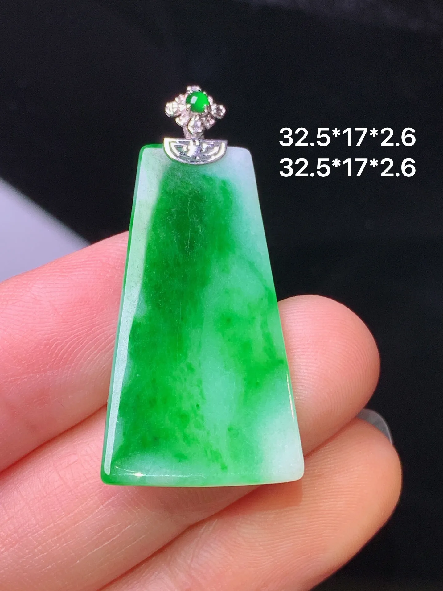 18k金钻镶嵌翠绿无事牌吊坠 玉质细腻 水润亮眼 色泽艳丽 整体尺寸32.5*17*2.6