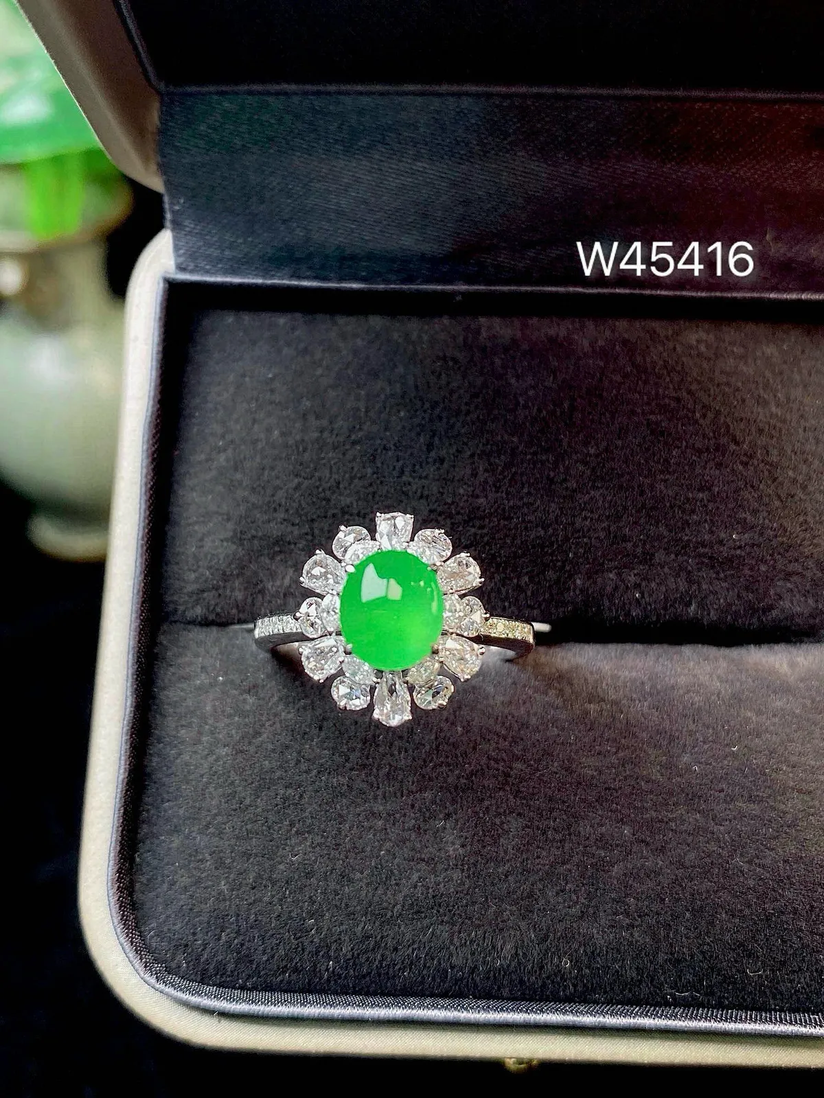 【冰种满绿蛋面戒指】种水色俱全，冰透闪亮，通透感饱满度很好，18k金钻镶嵌，裸石尺寸7*6.1*3毫