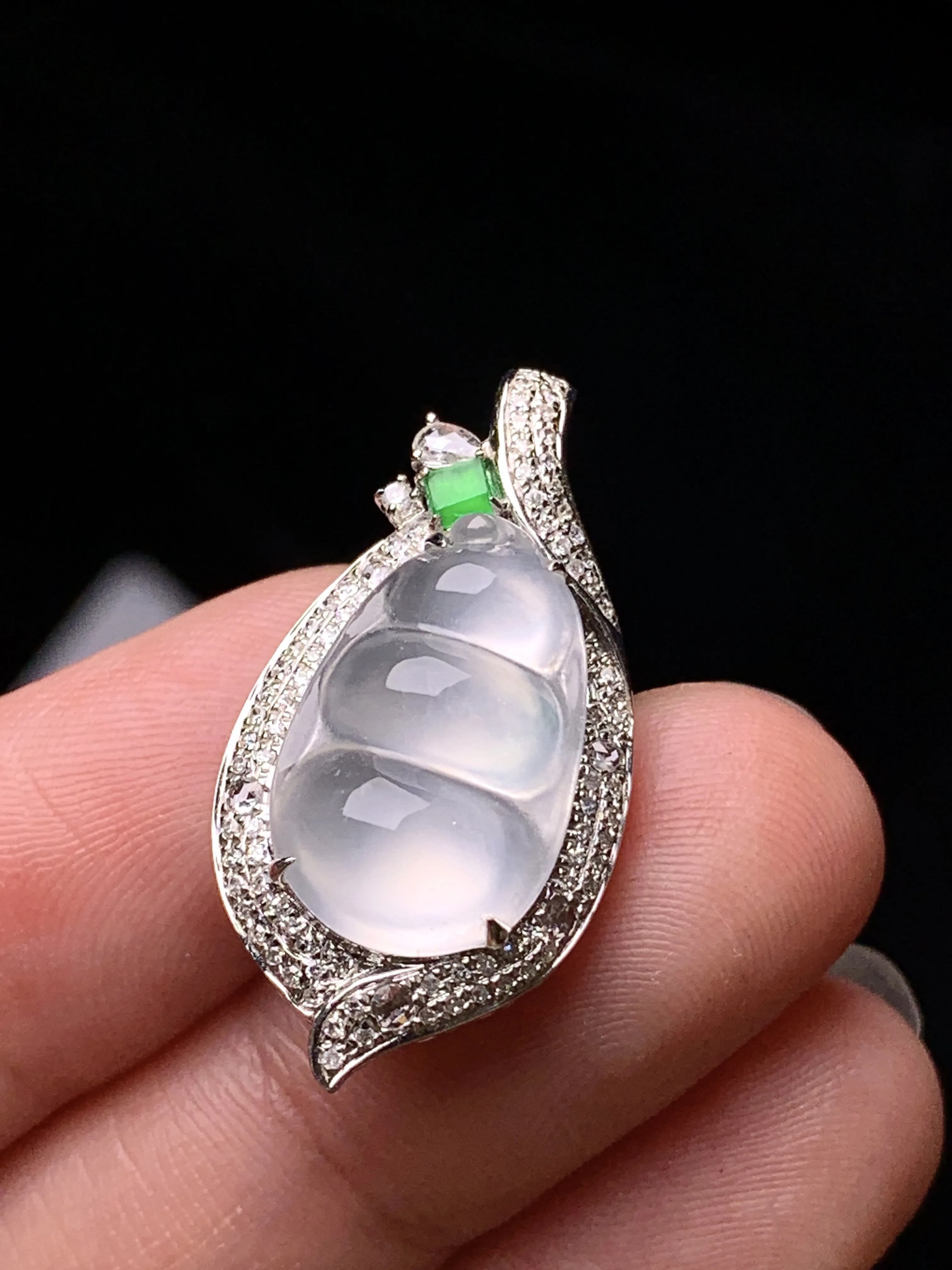 18k金钻镶嵌冰种四季豆吊坠 玉质细腻 水润亮眼 色泽艳丽 整体尺寸27.5*14.5*10.5