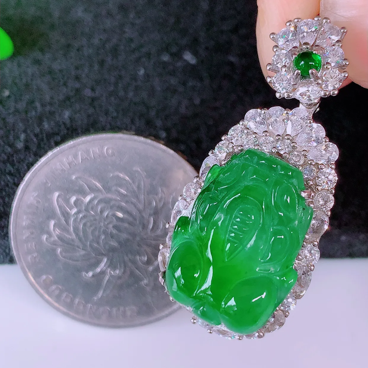 冰透满绿翡翠925银镶嵌貔貅吊坠，自然光实拍，翠色灵动，颜色漂亮，种老水足，品相佳，佩戴佳品！#98.13整体32.5*15.5*10裸石17*12