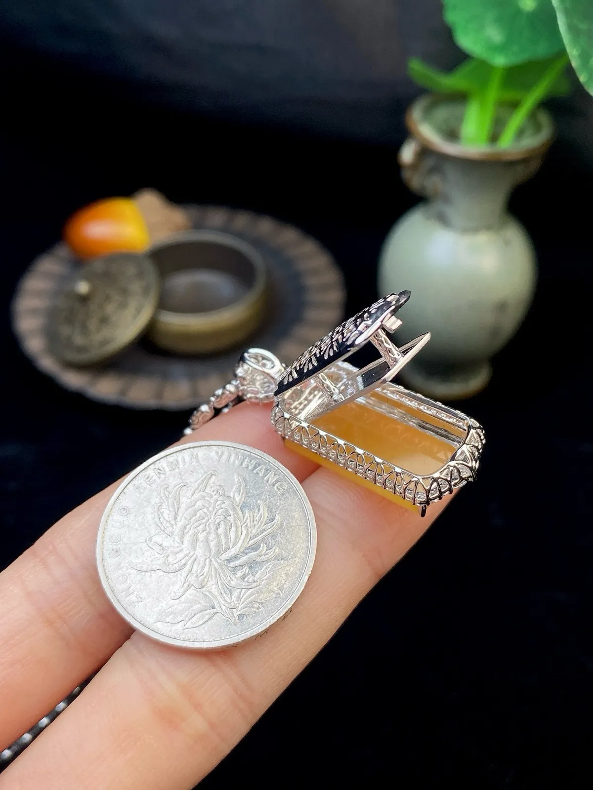 【冰种黄翡无事柱】质地细腻，冰润透亮，光泽出众，冰感十足，18k金钻镶嵌，裸石尺寸20.1*10.7*3.3毫米