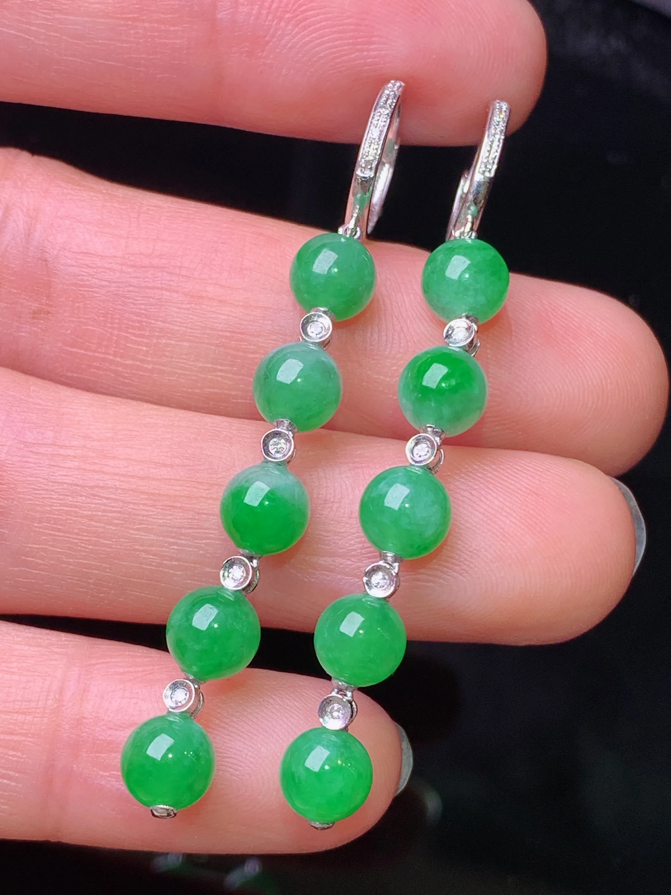 18k金镶嵌翠绿圆珠耳坠 玉质细腻 水润亮眼 色泽艳丽 整体尺寸52*5.6