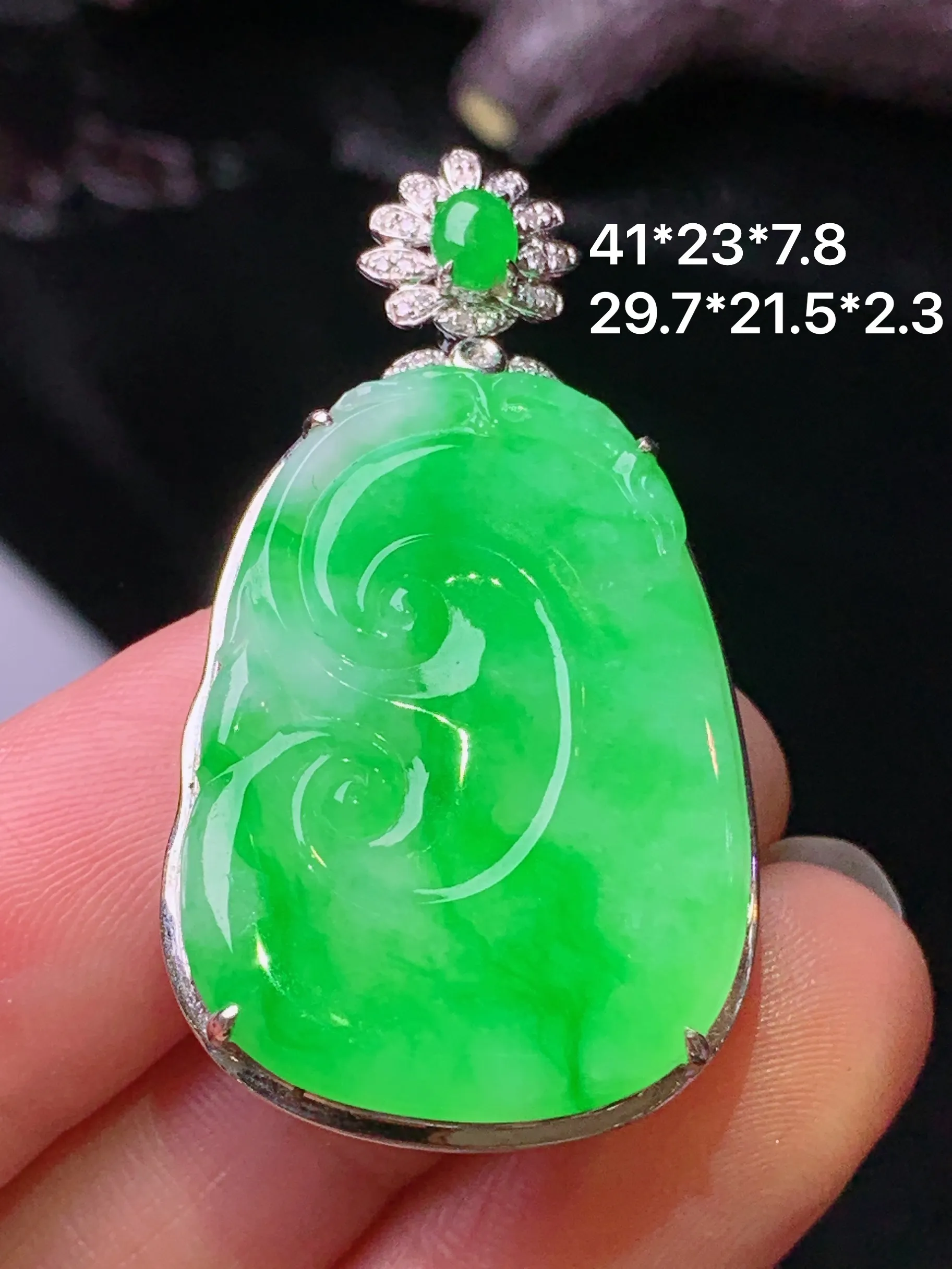 18k金钻镶嵌翠绿如意吊坠 玉质细腻 水润亮眼 色泽艳丽 整体尺寸41*23*7.8