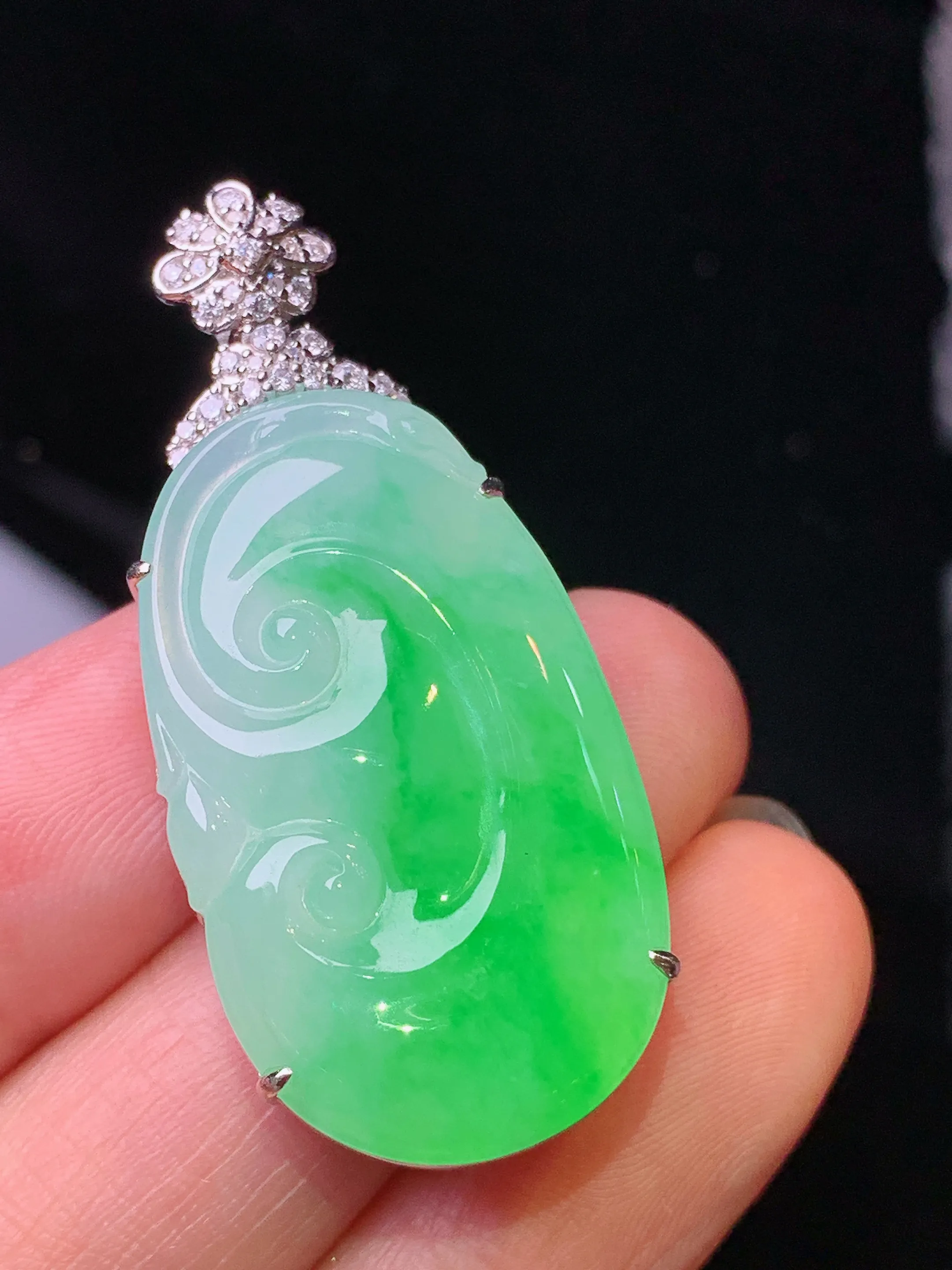 18k金钻镶嵌翠绿如意吊坠 玉质细腻 水润亮眼 色泽艳丽 整体尺寸42*18.7*8