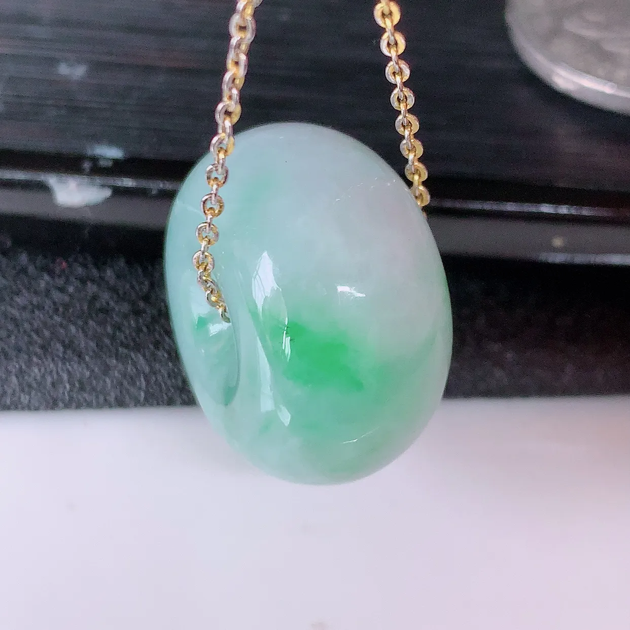 自然光实拍，冰润飘绿翡翠路路通吊坠， 寓意时来运转、财源滚滚，款式新颖时尚，日常百搭的款！配图银链#05.13