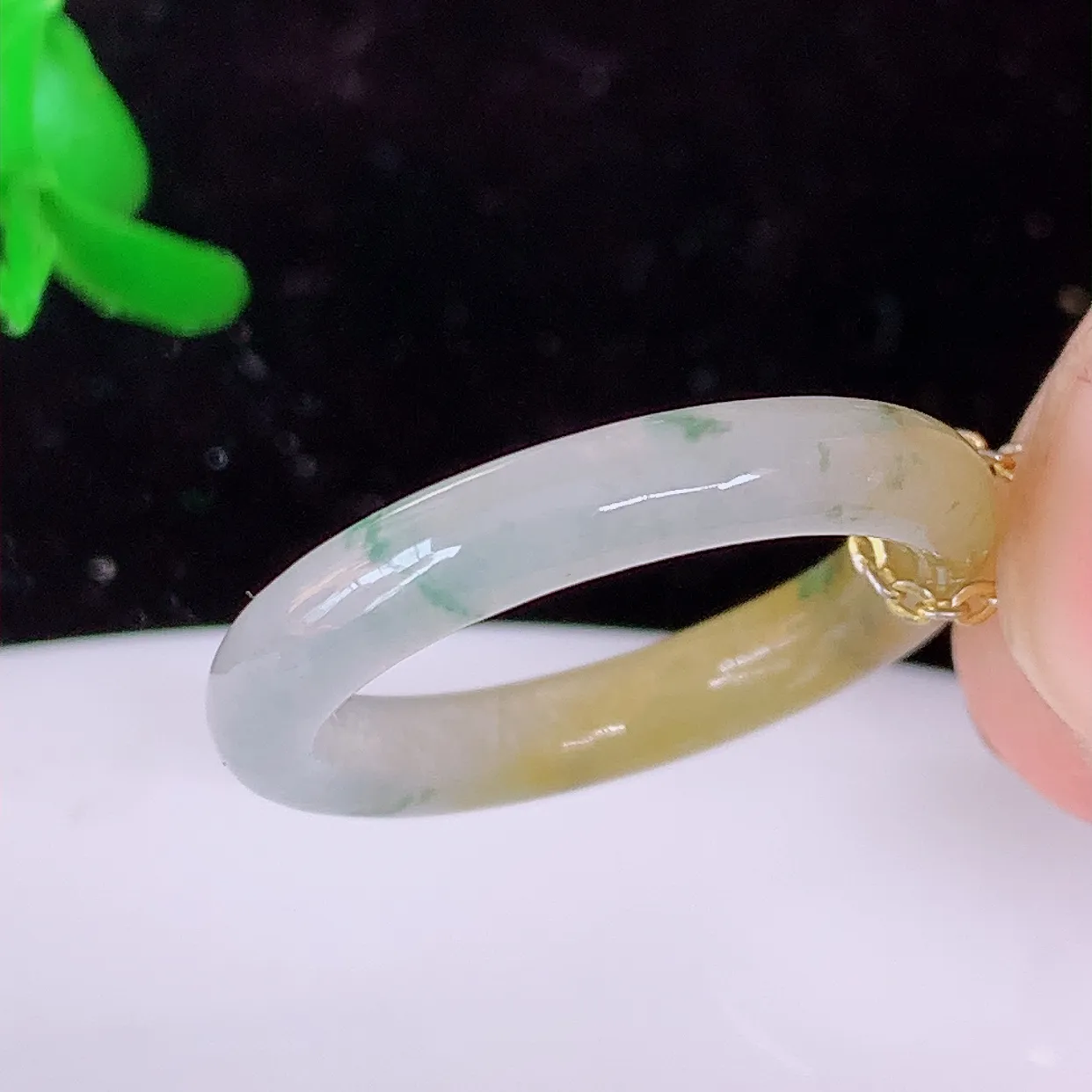 自然光实拍，17.mm内径冰种黄加绿翡翠指环，玉戒指，玉质莹润，好精美好冰润的指环，14圈口，上手纤巧！#1.13