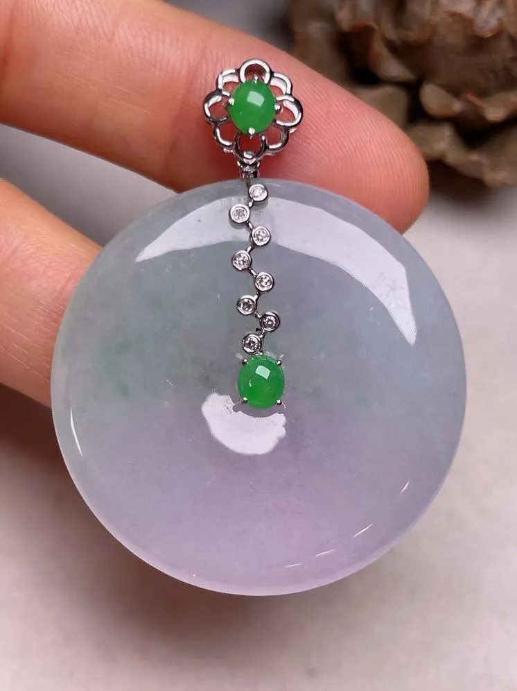 冰糯种飘绿平安扣吊坠、真金真钻镶嵌，种水好，玉质细腻 .裸石尺寸 35.0