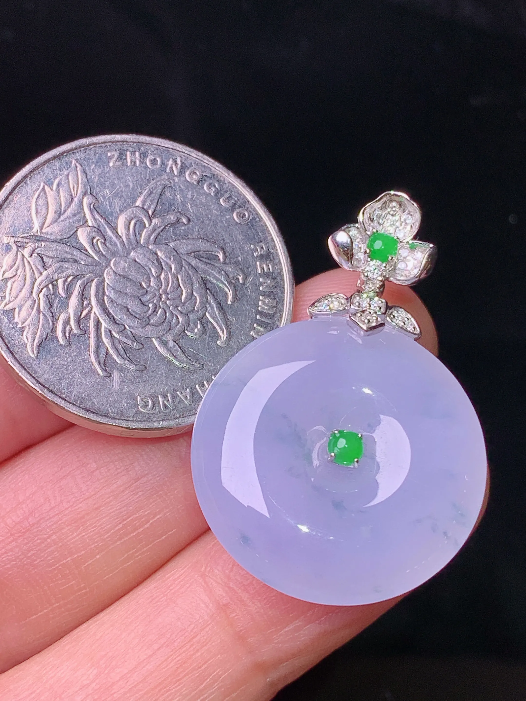 18k金钻镶嵌紫罗兰平安扣吊坠 玉质细腻 水润亮眼 色泽艳丽 整体尺寸32*22*5.2