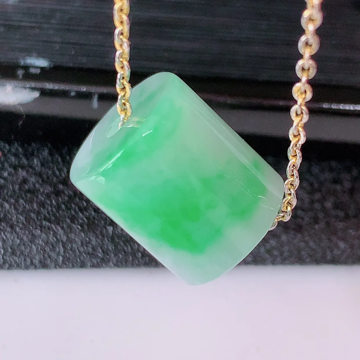 自然光实拍，冰飘绿翡翠路路通吊坠，寓意时来运转、财源滚滚，款式新颖时尚，日常百搭的款！配图银链#05