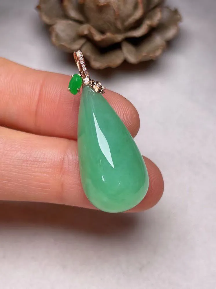 冰糯种晴绿滴水吊坠、真金真钻镶嵌，种水好，玉质细腻 .裸石尺寸 28.3*14.0
