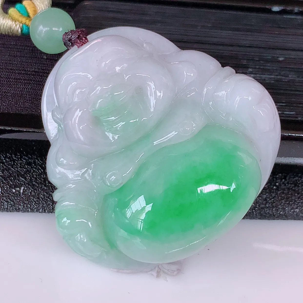 自然光实拍，大件厚装冰润飘绿翡翠佛公吊坠，开心笑佛，种老水足，颜色漂亮，立体饱满圆润，佩戴效果赞#46.13