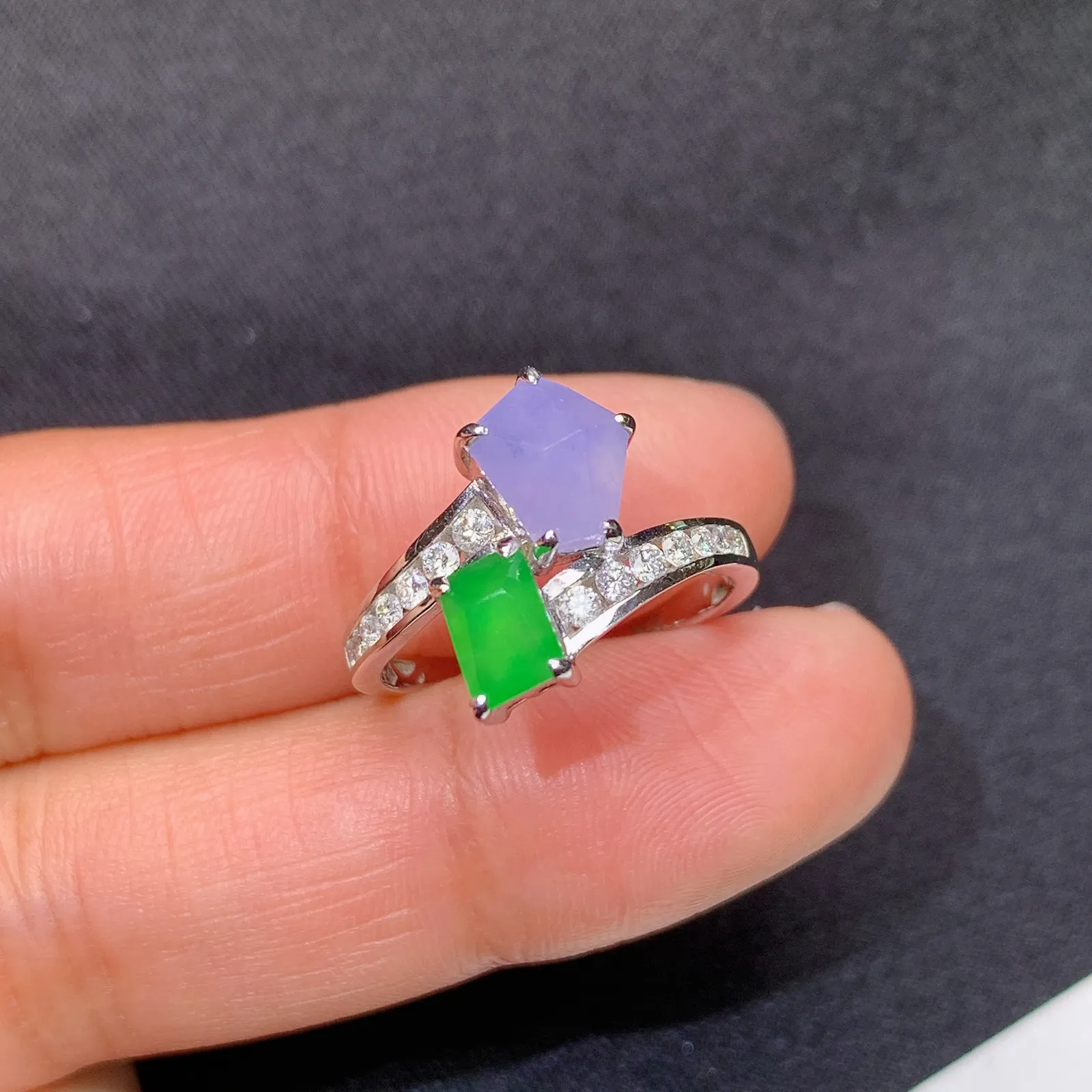 冰紫阳绿随形戒指，18k金镶嵌，款式新颖，冰润鲜艳，种水足 圈口14 裸石6.6*5.2*3.3