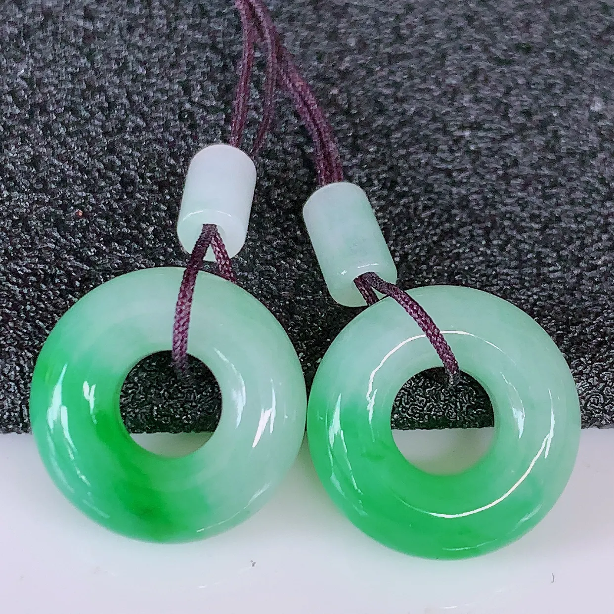 自然光实拍，冰飘绿翡翠一对平安扣耳坠，翠色灵动，玉质细腻，颜色漂亮，品相佳，佩戴佳品！配银线 #57.13尺寸13.5*5.2