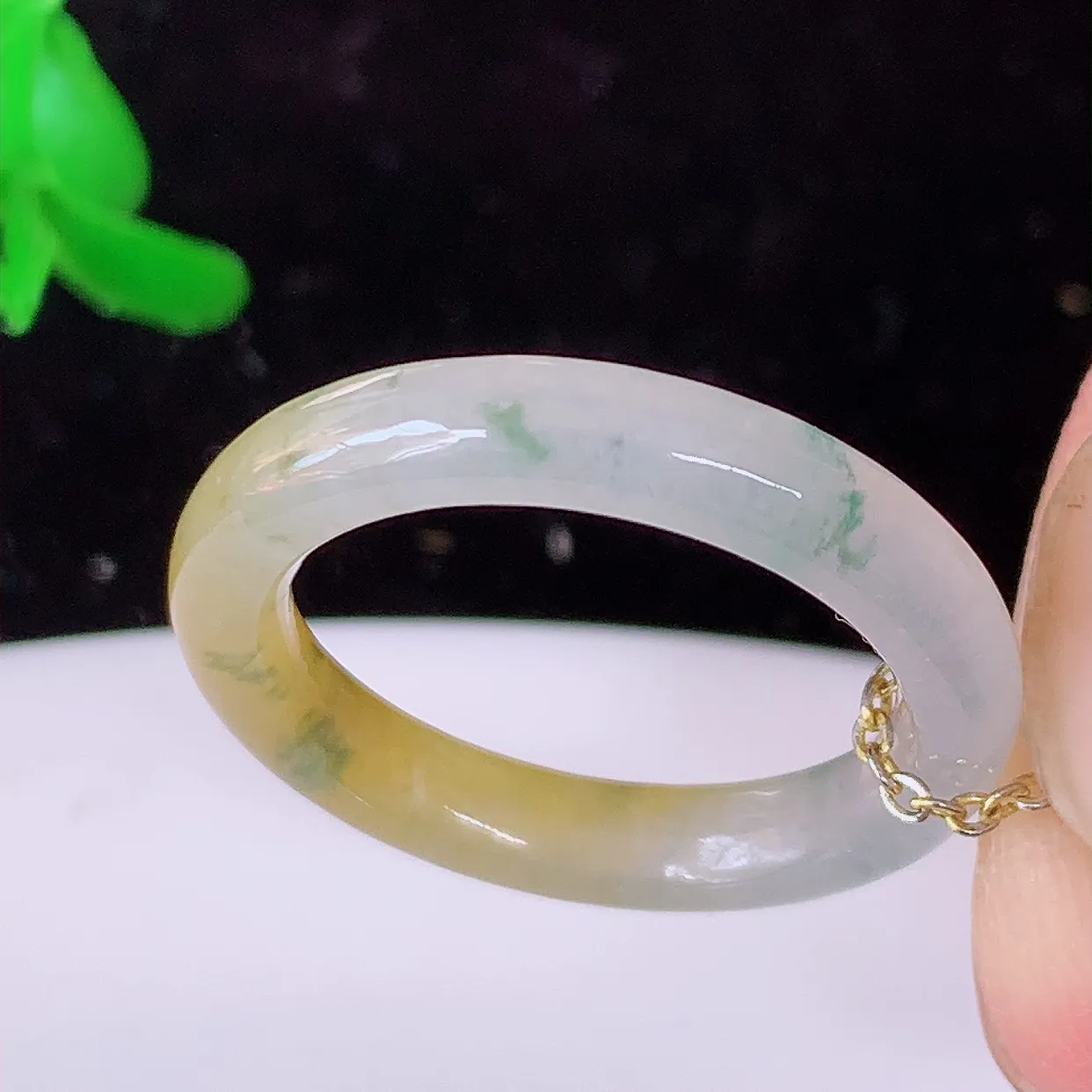 自然光实拍，17.mm内径冰种黄加绿翡翠指环，玉戒指，玉质莹润，好精美好冰润的指环，14圈口，上手纤巧！#1.13