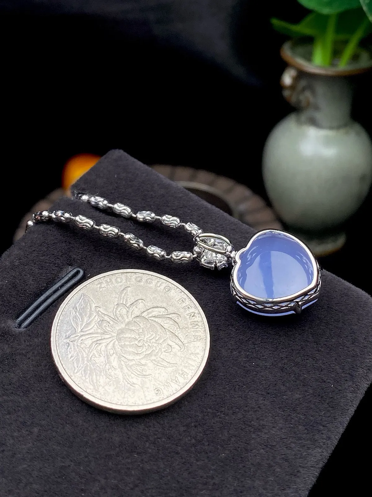 【冰种紫罗兰桃子吊坠】质地细腻，饱满度很好，晶莹剔透，18k金钻镶嵌，裸石尺寸15.4*14.6*5毫米