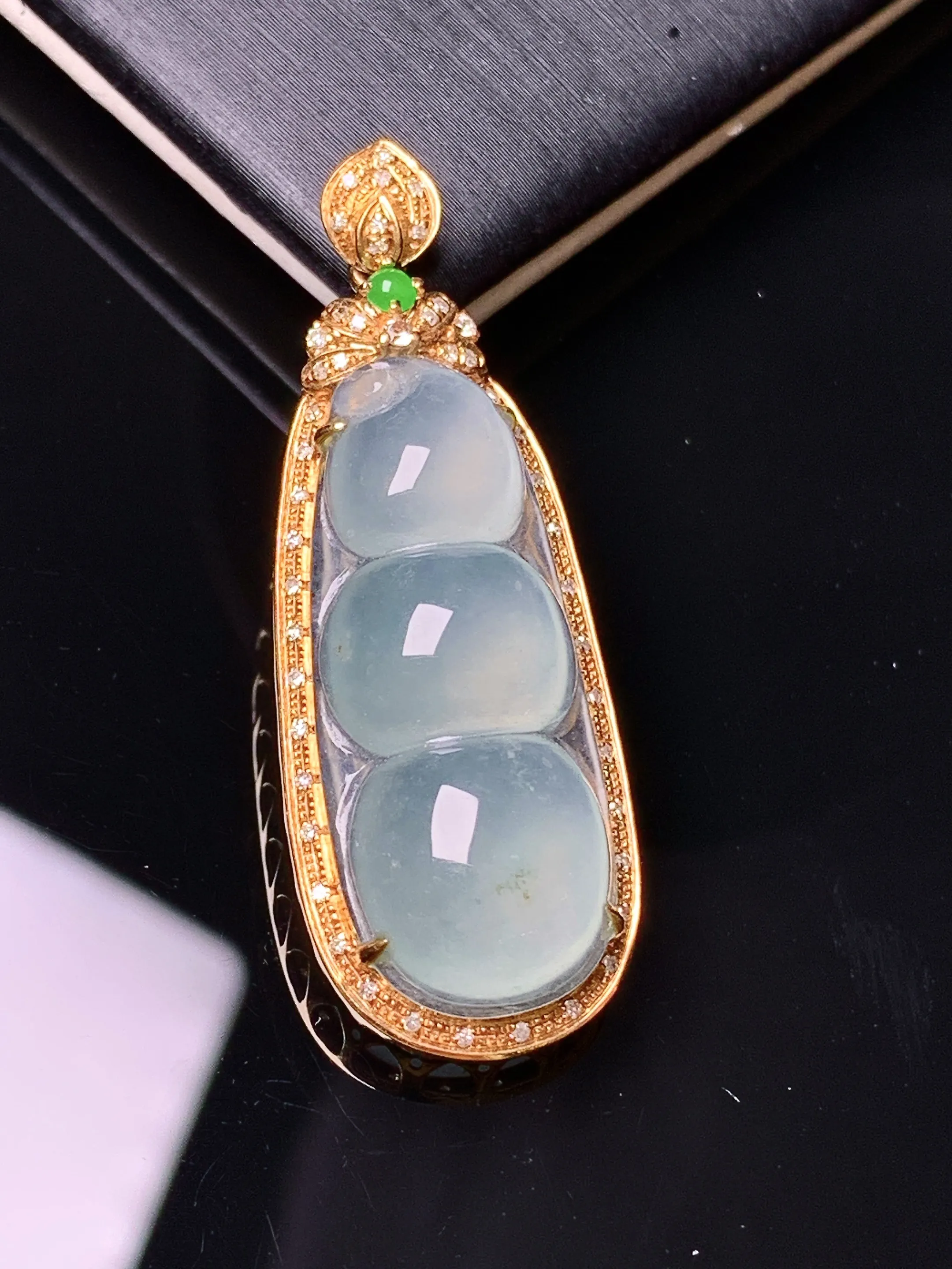 18k金钻镶嵌冰种四季豆吊坠 玉质细腻 水润亮眼 色泽艳丽 整体尺寸40*14.5*9