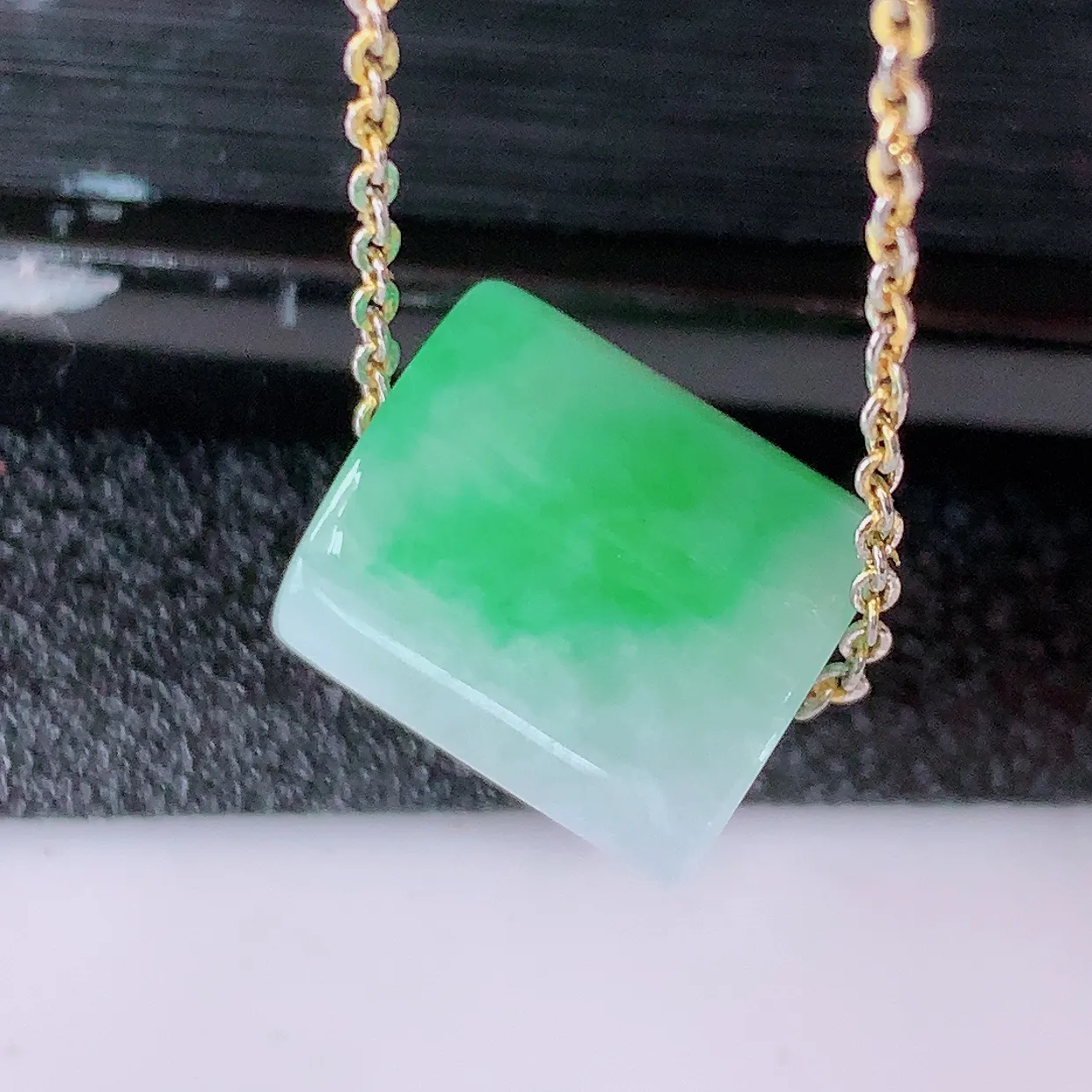 自然光实拍，冰飘绿翡翠路路通吊坠，寓意时来运转、财源滚滚，款式新颖时尚，日常百搭的款！配图银链#05