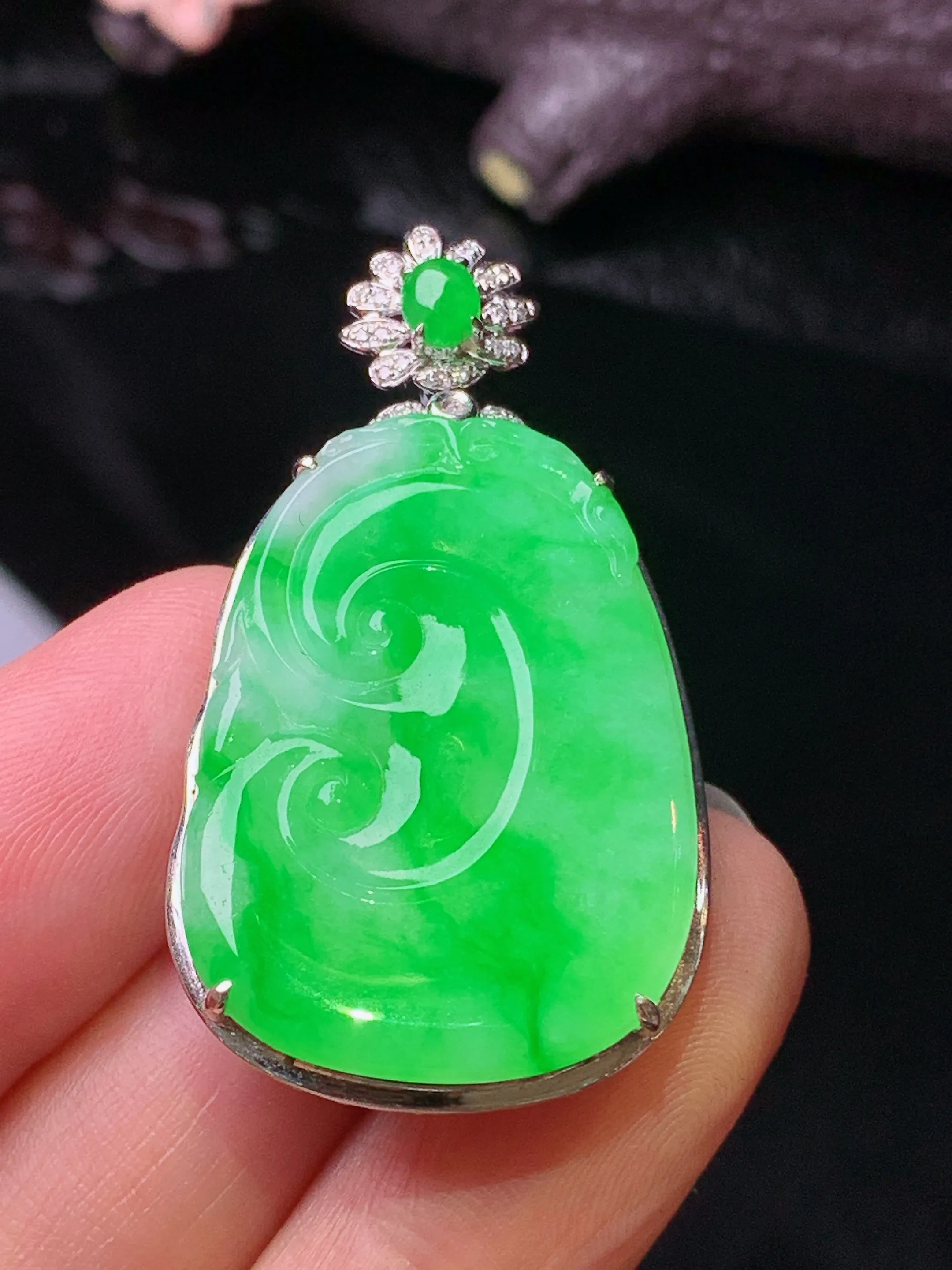 18k金钻镶嵌翠绿如意吊坠 玉质细腻 水润亮眼 色泽艳丽 整体尺寸41*23*7.8