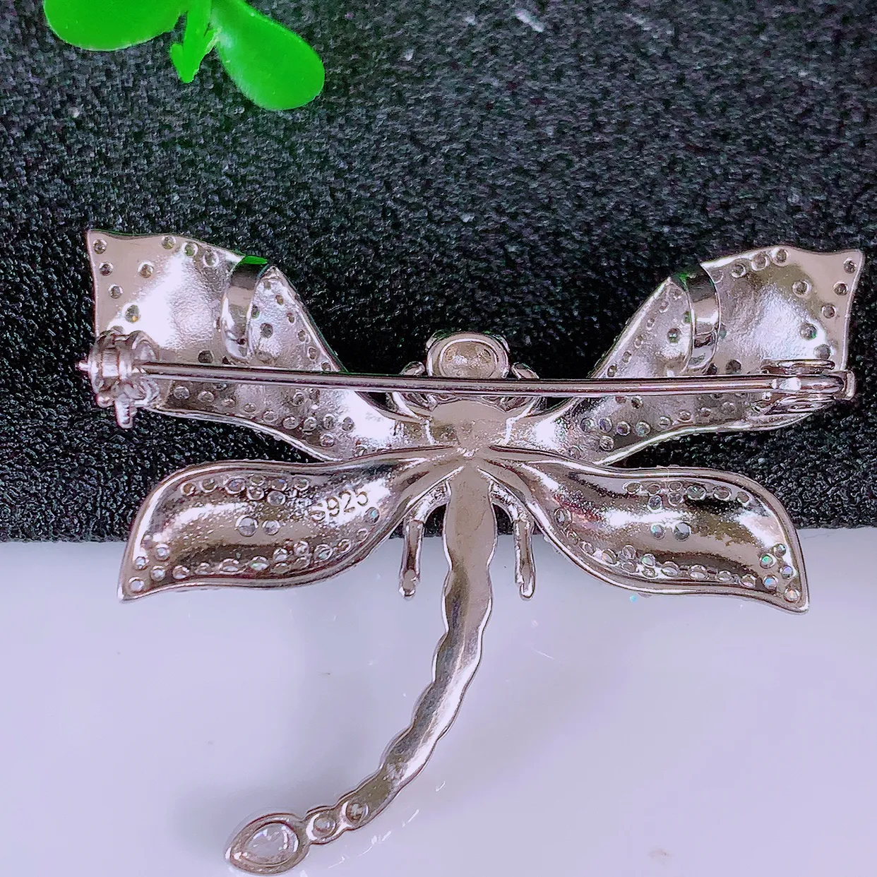 冰透满绿翡翠925银镶嵌蜻蜓胸针，自然光实拍，翠色灵动，颜色漂亮，种老水足，品相佳，佩戴佳品！#98.13整体39.5*28*9.5取一裸石4.6*4.6