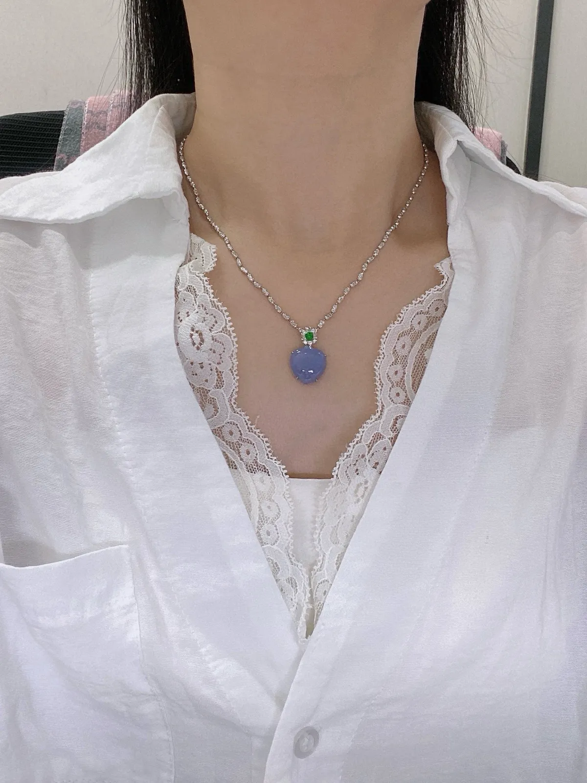 【冰种紫罗兰桃子吊坠】质地细腻，饱满度很好，晶莹剔透，18k金钻镶嵌，裸石尺寸15.4*14.6*5毫米