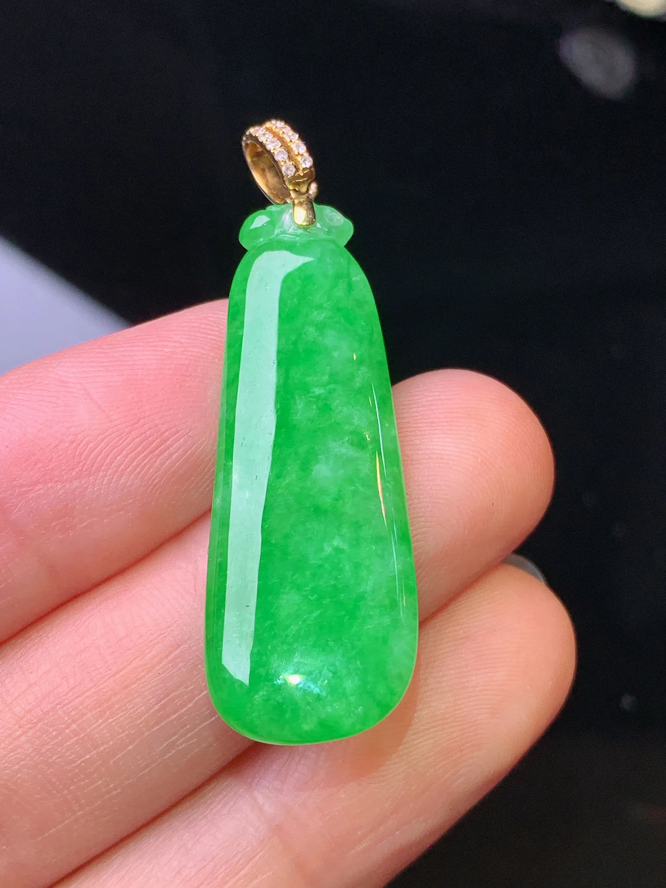 18k金钻镶嵌翠绿福瓜吊坠 玉质细腻 水润亮眼 色泽艳丽 整体尺寸41.8*12.5*4.8