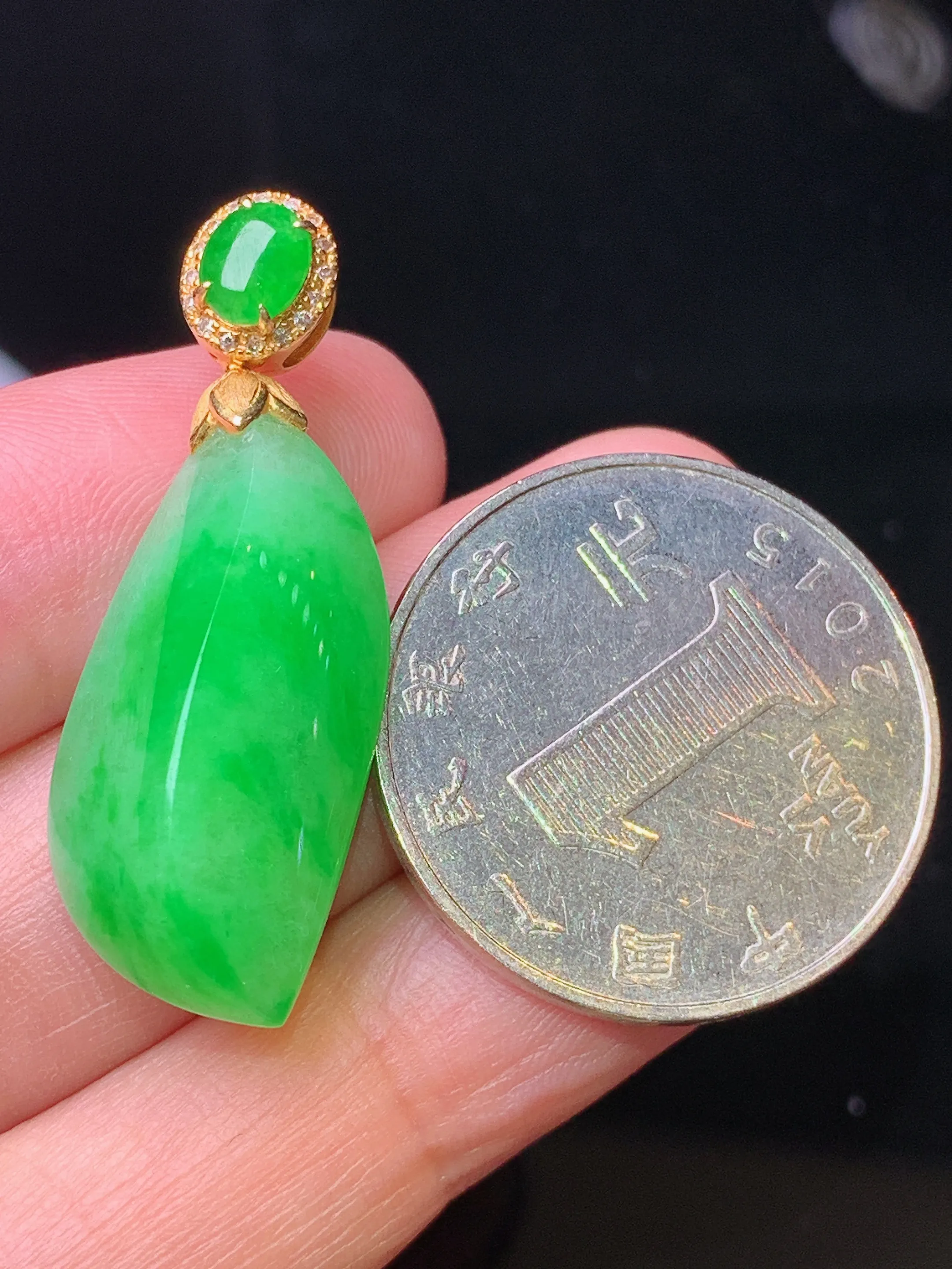 18k金钻镶嵌翠绿随形吊坠 玉质细腻 水润亮眼 色泽艳丽 整体尺寸35.2*13*8.8