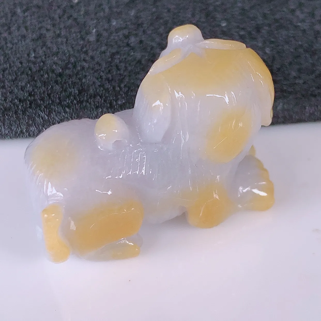 自然光实拍，冰润黄翡双彩翡翠生肖狗吊坠，种老水足，雕工精湛 ，寓意美好，佩戴时尚出众！#41.13