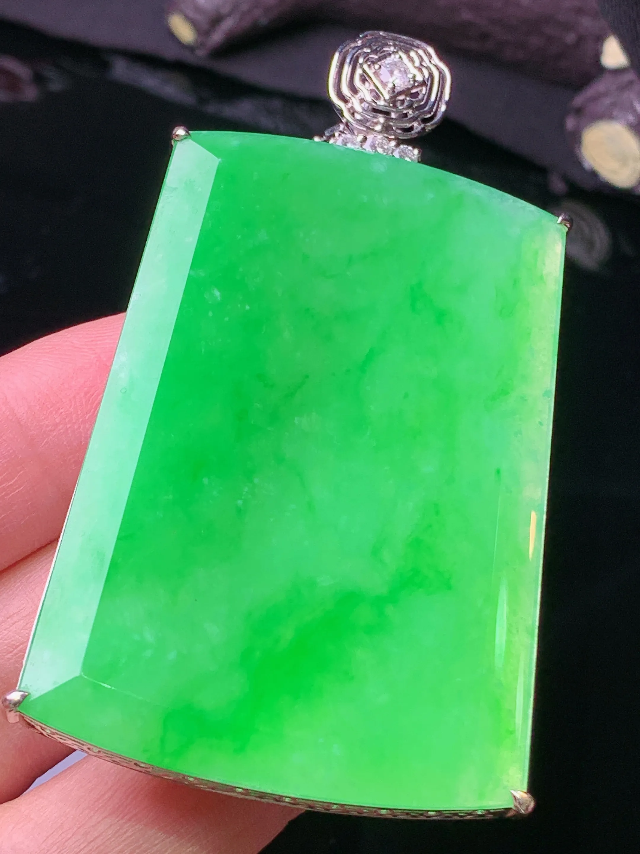 18k金钻镶嵌翠绿无事牌吊坠 玉质细腻 水润亮眼 色泽艳丽 整体尺寸66.5*36.8*8.5