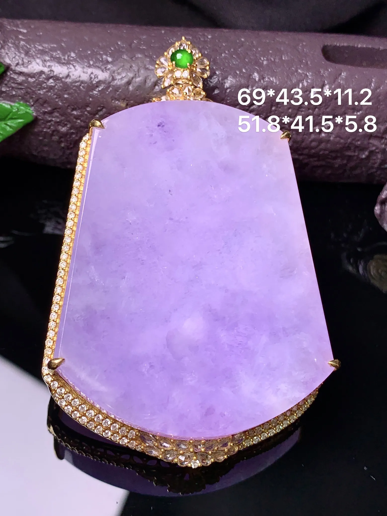 18k金钻镶嵌紫罗兰无事牌吊坠 玉质细腻 水润亮眼 色泽艳丽 整体尺寸69*43.5*11.2