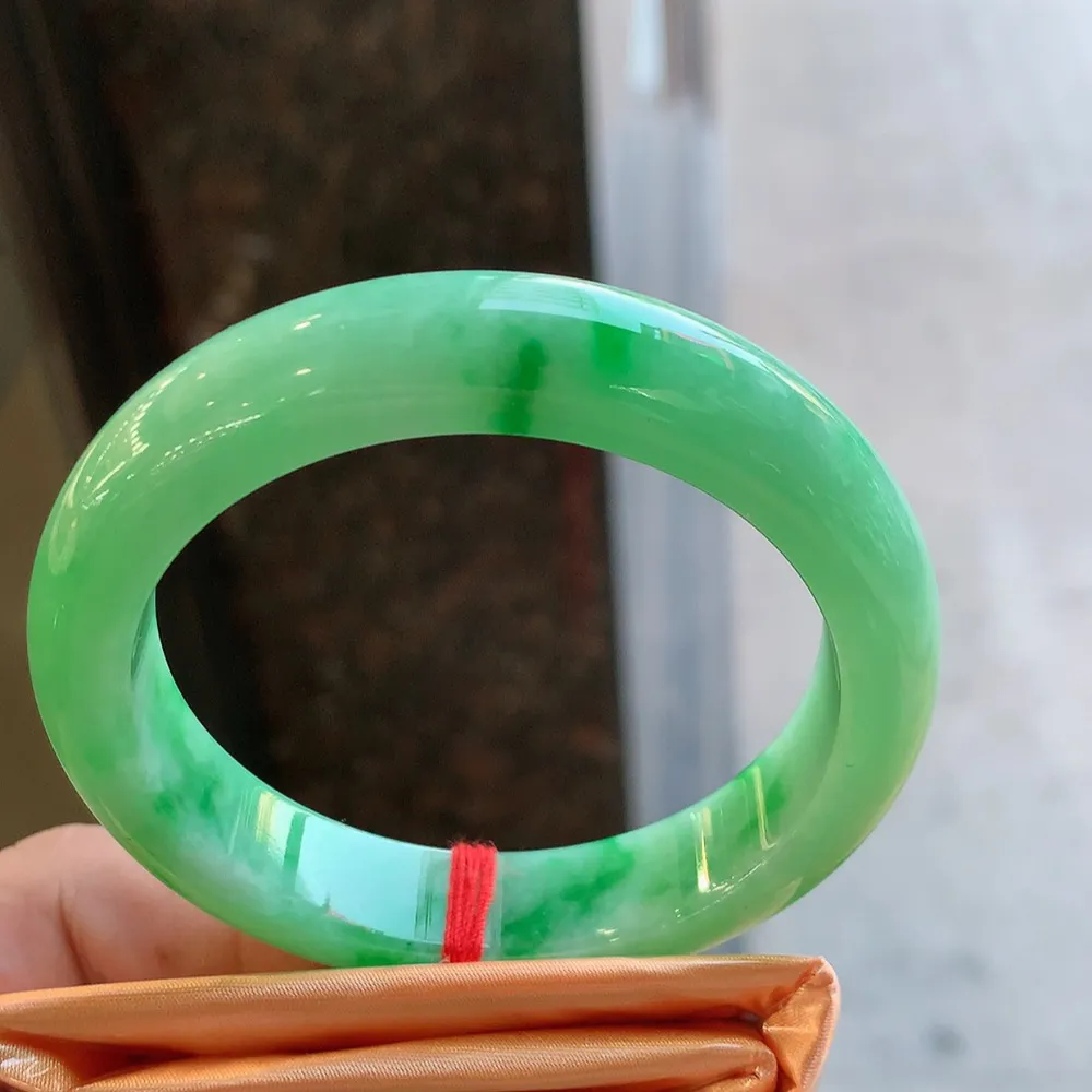 正圈冰糯阳绿 无瑕 尺寸:55.1/12.5/8.6 色好