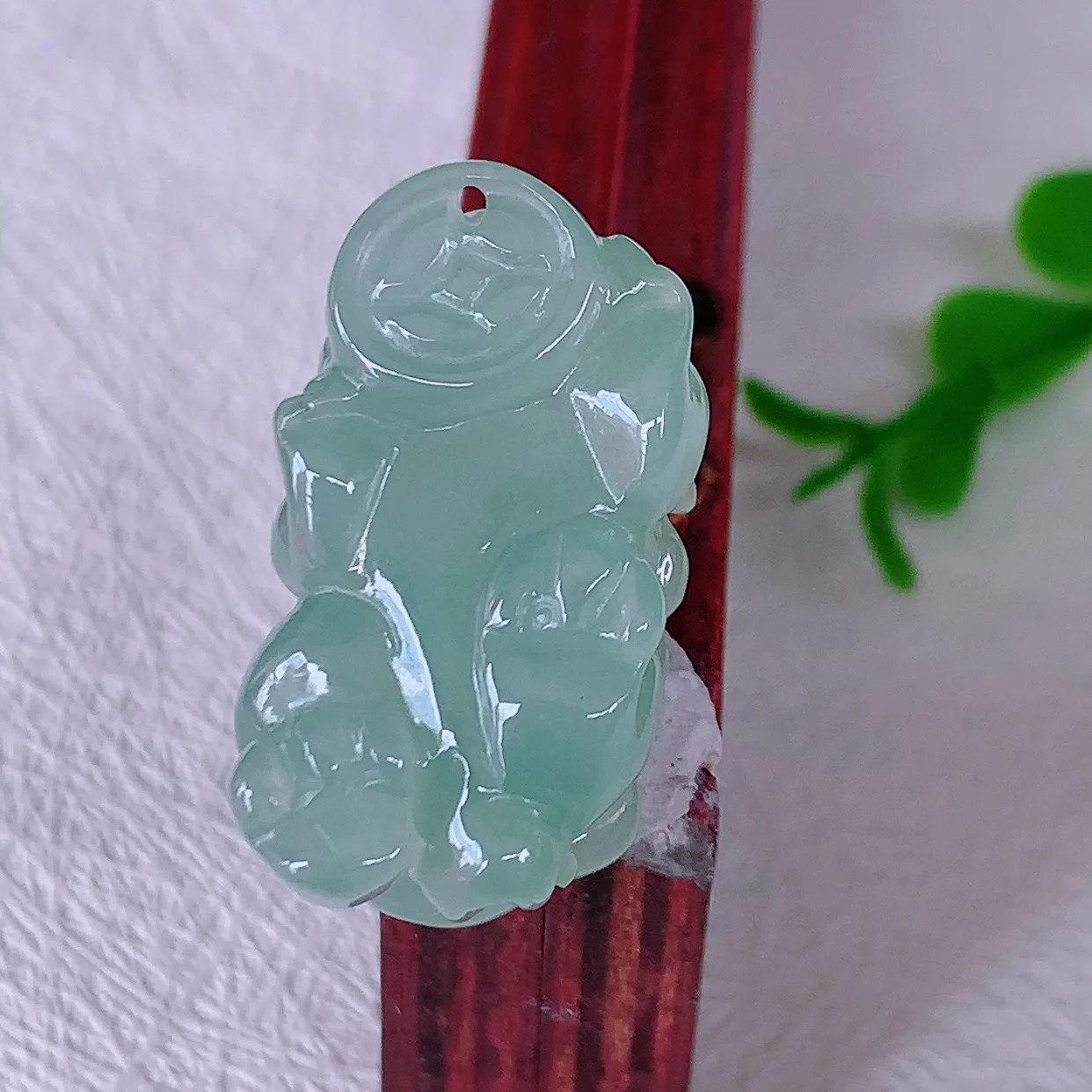 自然光实拍，冰胶翡翠招财貔貅吊坠，民间有“一摸貔貅运程旺盛，再摸貔貅财运滚滚，三摸貔貅平步青云 ”的美好祝愿。#60.13