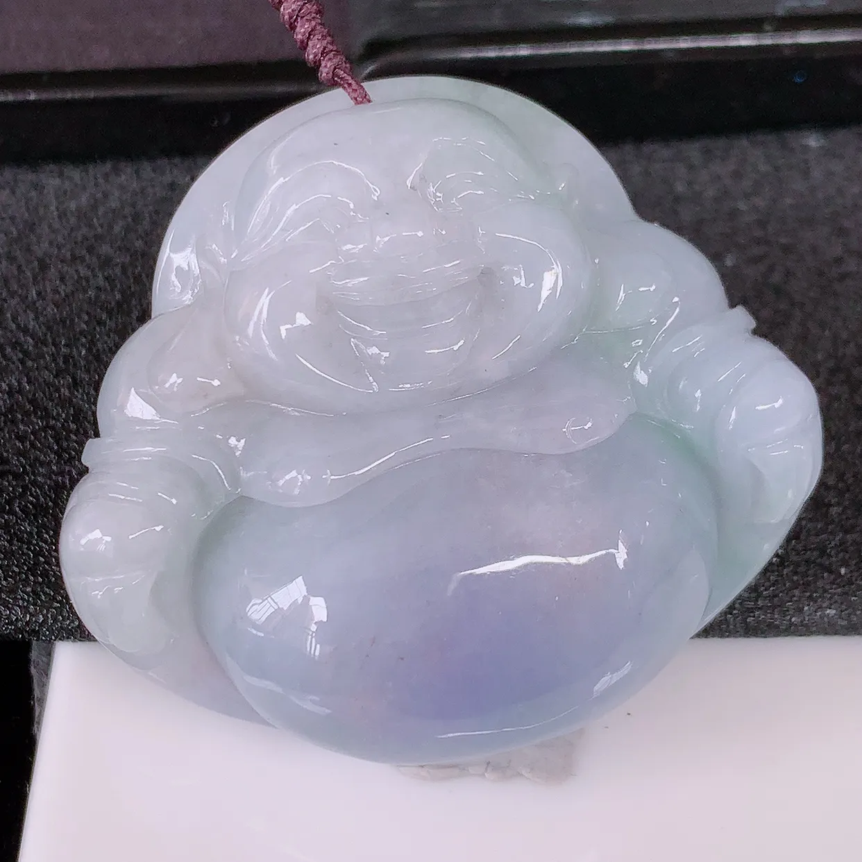 自然光实拍，大件厚装冰润紫罗兰翡翠佛公吊坠，开心笑佛，种老水足，颜色漂亮，立体饱满圆润，佩戴效果赞#41.13