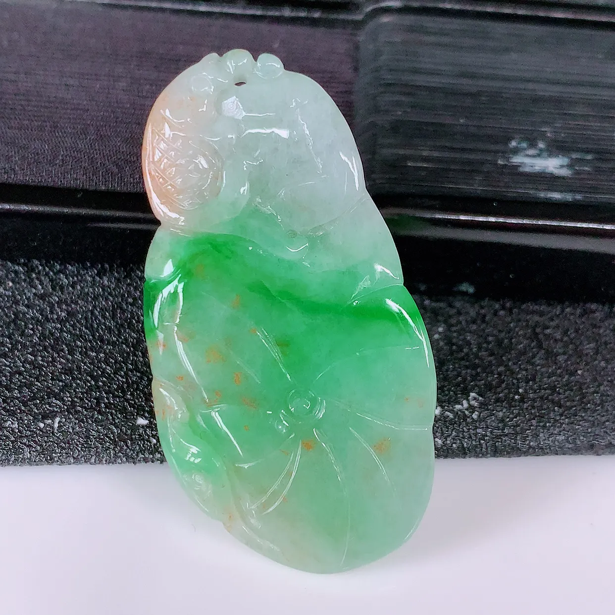 自然光实拍，冰润黄加绿翡翠荷叶鱼、和和美美玉坠，财源广进，自然隐逸、荷本是素不着尘之物，有和美之寓意。#05.13