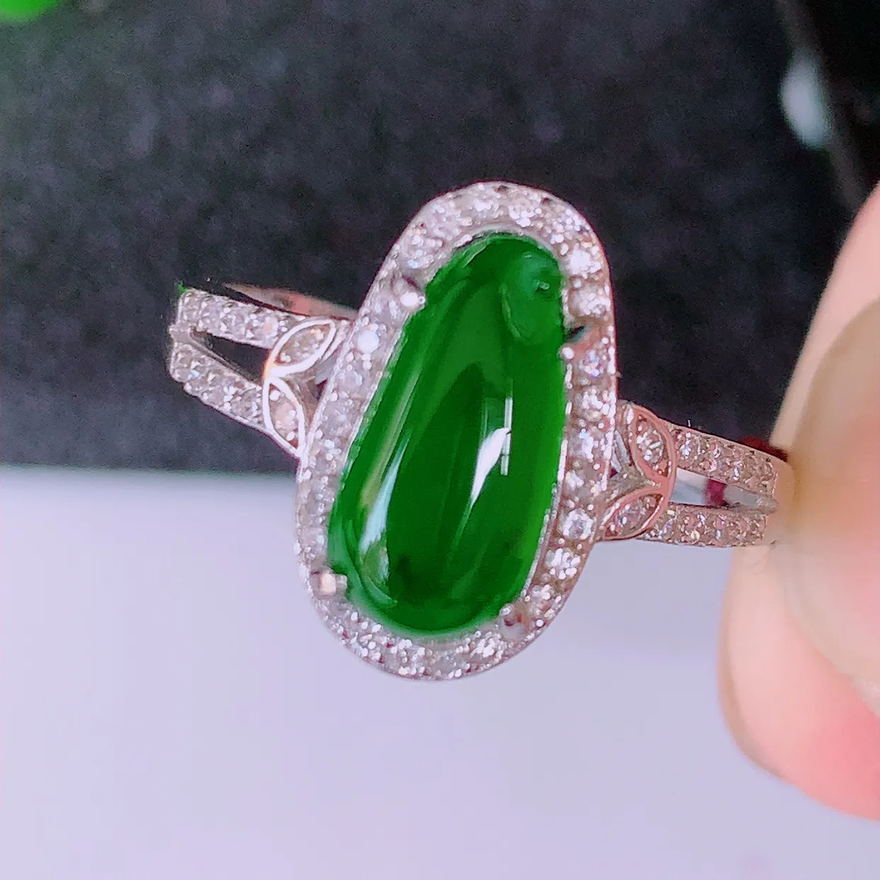 冰透满绿翡翠925银镶嵌福瓜戒指，自然光实拍，翠色灵动，颜色漂亮，种老水足，品相佳，佩戴佳品！#98.13（圈口可调大小）整体25*17.8*6裸石11-5.8