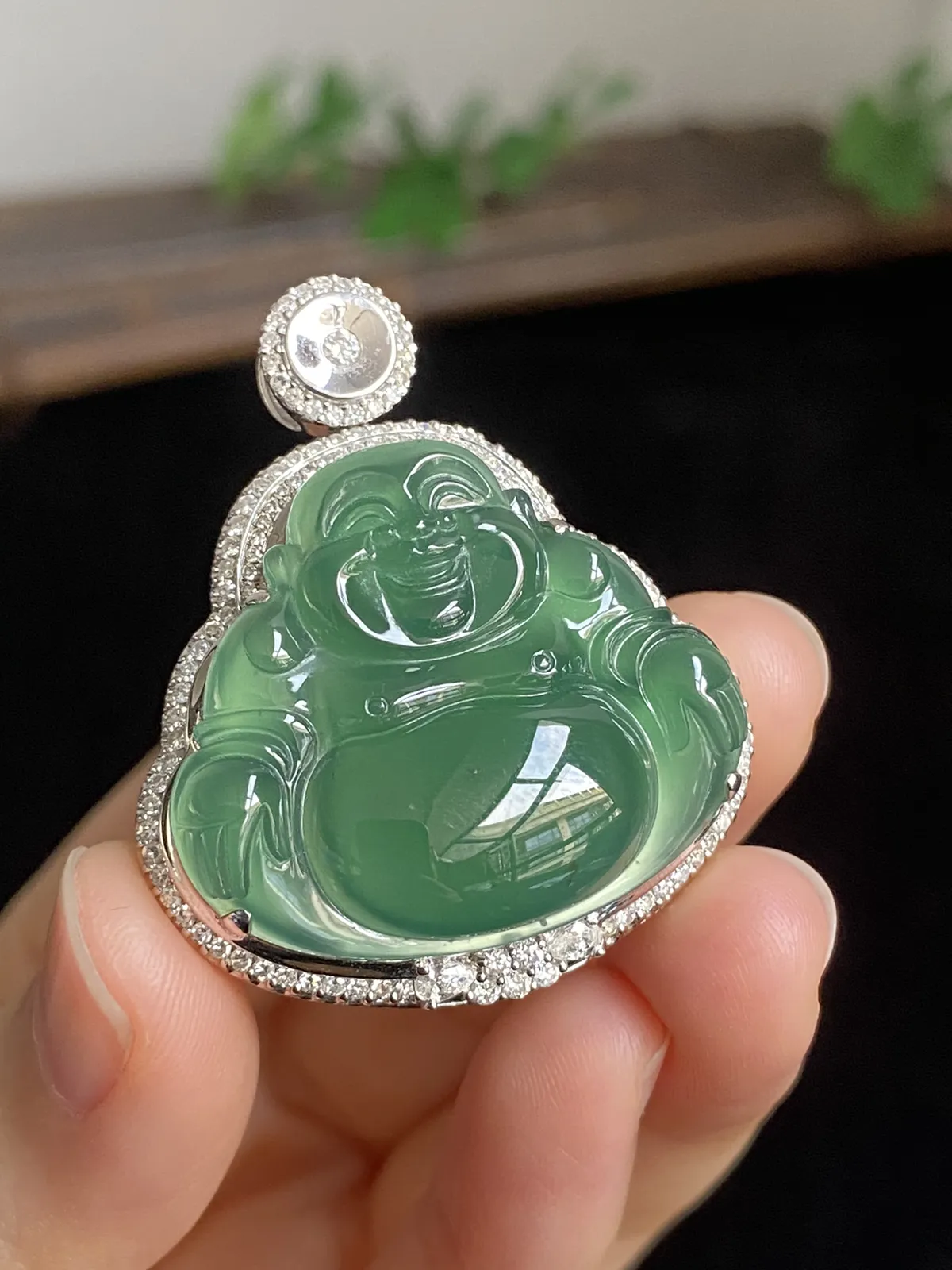 翡翠冰绿佛公吊坠，18k金伴钻镶嵌