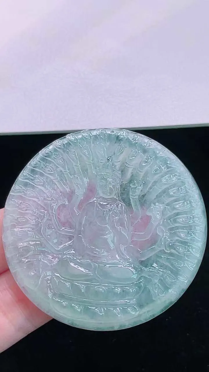 【翡翠名称】老坑种冰晴千手观音菩萨挂件
【翡翠尺寸】直径厚度52.3/5.2mm
【翡翠描述】宝贝种老水足，玉质细腻，色泽靓丽，性价比高，佩戴效果好！
【其它赠送】权威证书/精美挂绳/盒子/支持全国复检(七天无理由退换货买家只须付来回邮费即可）