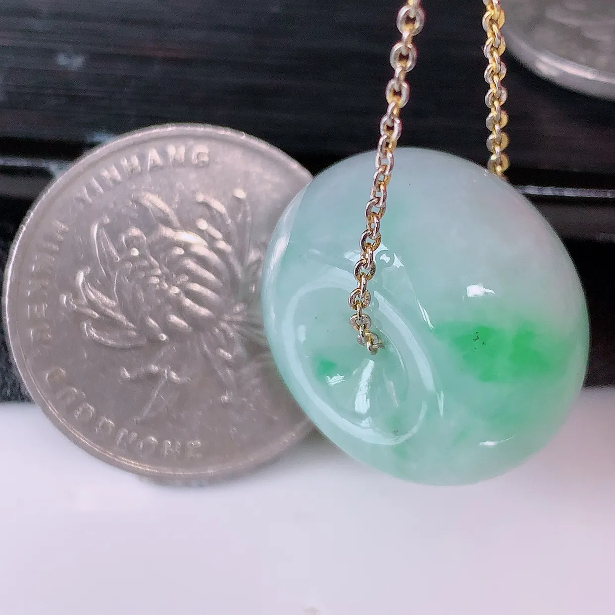 自然光实拍，冰润飘绿翡翠路路通吊坠， 寓意时来运转、财源滚滚，款式新颖时尚，日常百搭的款！配图银链#05.13