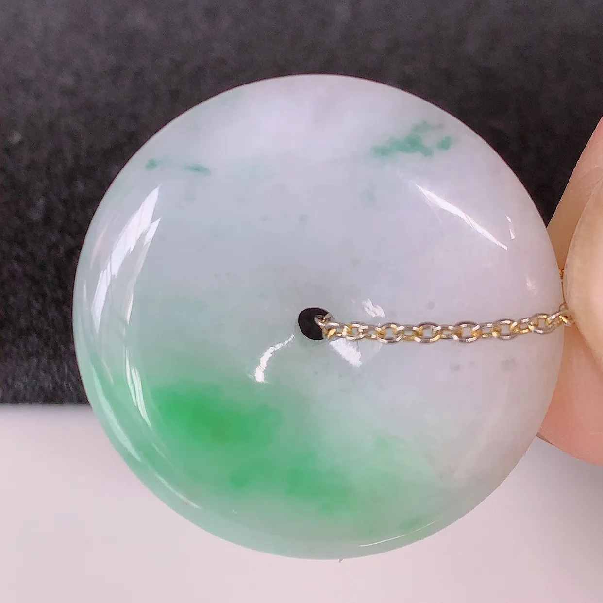 自然光实拍，冰润飘绿翡翠平安扣吊坠，形体饱满圆润，平安扣肥嘟嘟的，平平安安，种水很好，配戴精美！#5